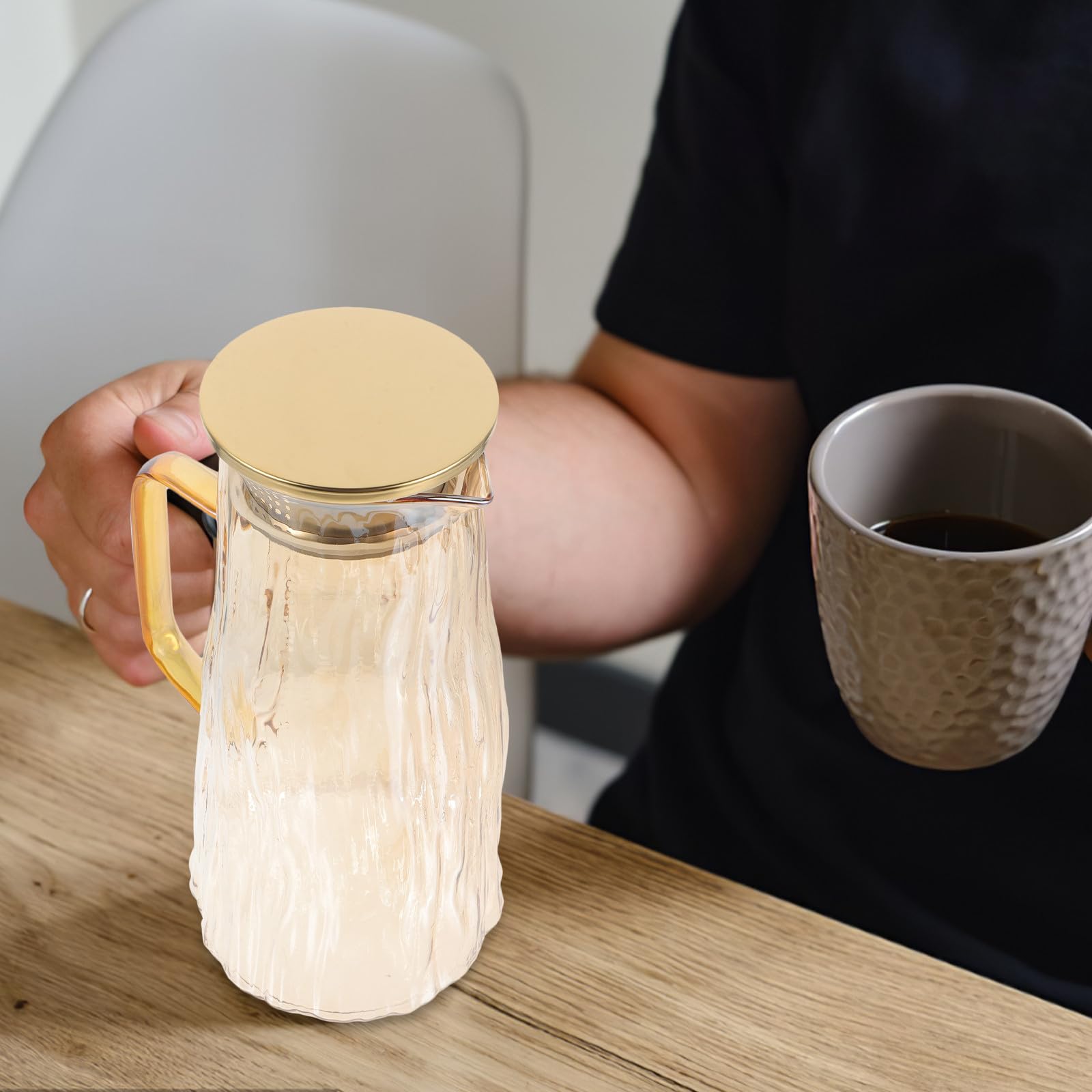 Beavorty Jarra Dorada Tapa Resistente de Vidrio para Infusiones de Frutas y Agua Fría o Caliente, Diseñada para Uso en Casa y Eventos Sociales