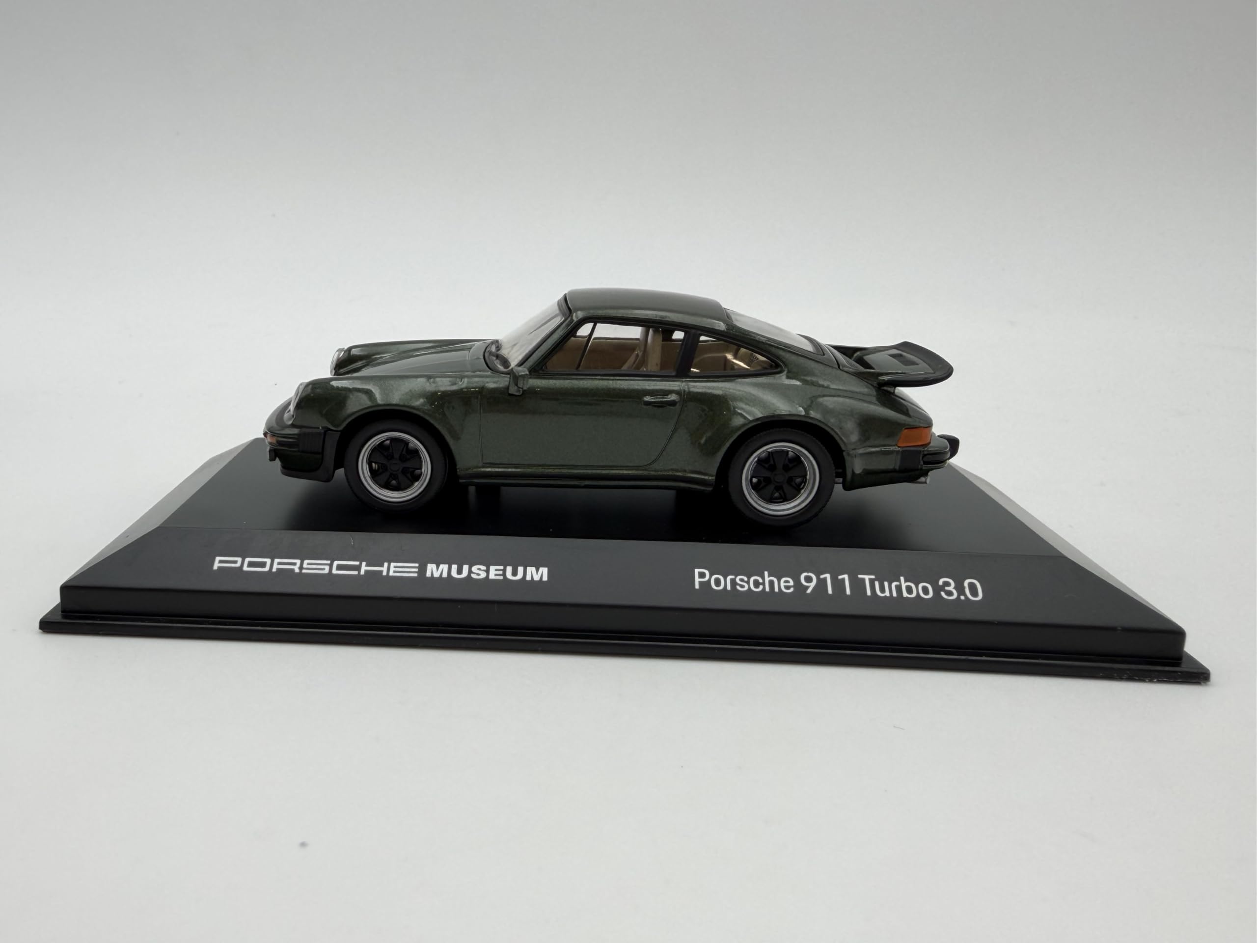 Porsche 911 (930) Turbo 3.0 Modellauto 1:43, grün - Detailgetreues Sammlermodell I GT Marketing I Miniatur Fahrzeug (Museum Edition)