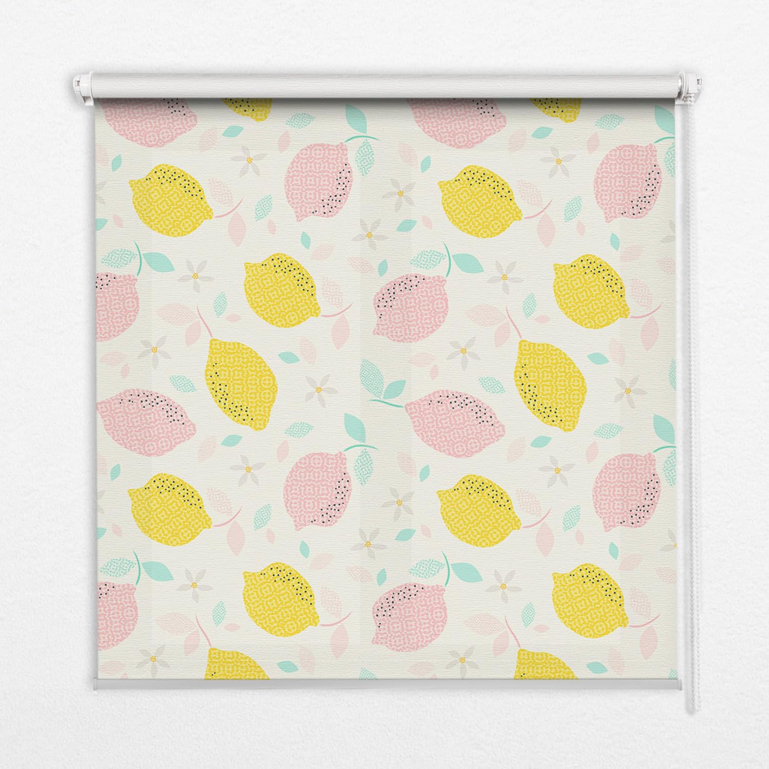 Store enrouleur perméable store occultant partiel jaune rose