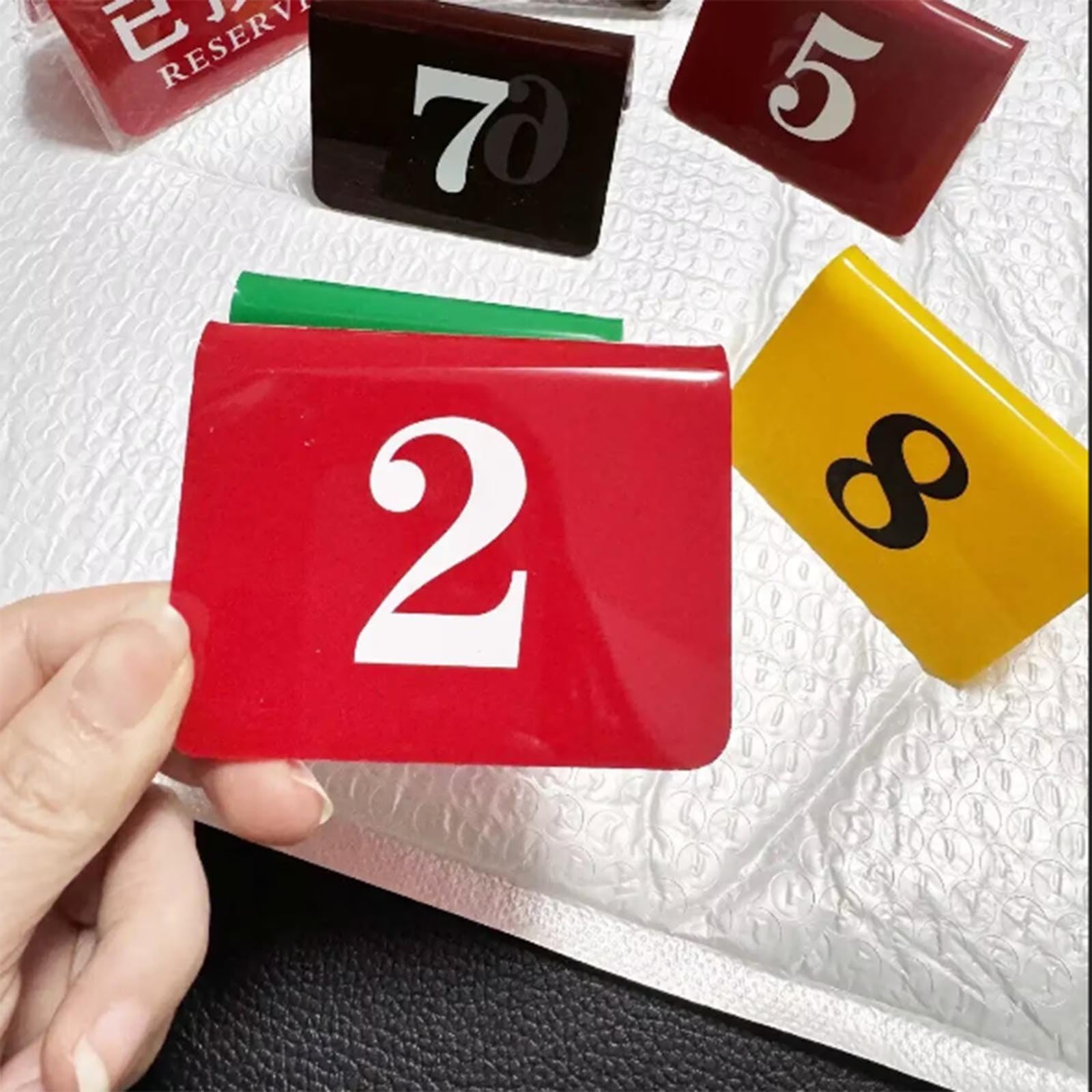 Akrylowe Karty Do Siedzenia, Dwustronne Stojące Karty Z Numerami Stołów W Kształcie Litery V | Dwustronne cyfry 3D, żywe kolory, wysoki połysk powierzchni, wodoodporność, odporność na słońce, upadki i trwałość.(1-20)