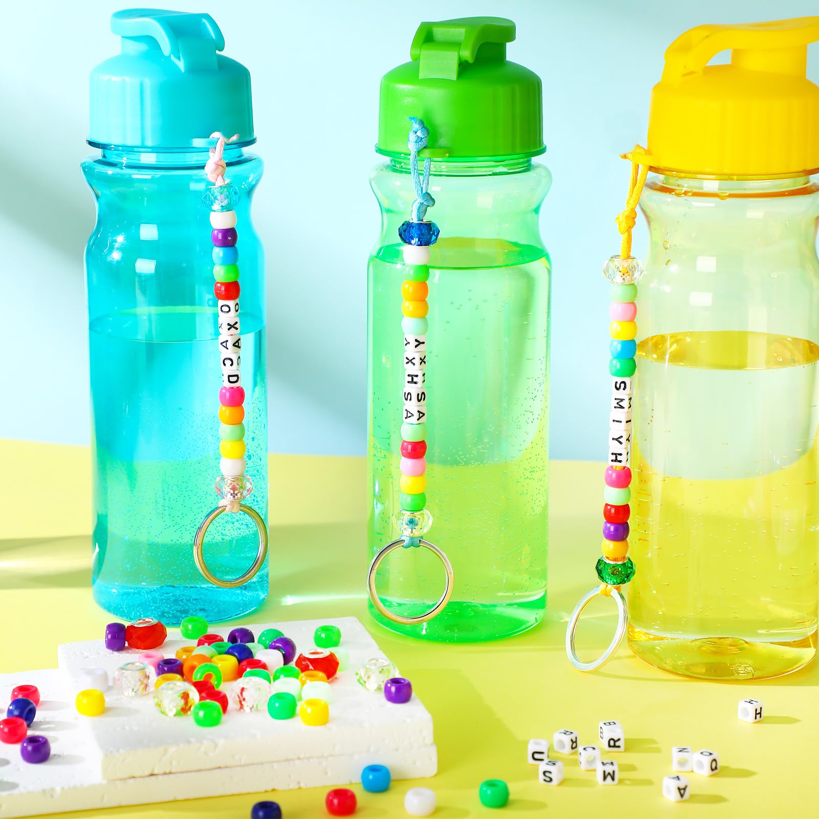 Landical Juego de 12 llaveros para hacer manualidades, 540 cuentas transparentes de colores, 12 cuerdas, llavero, accesorios, suministros para regalos de fiesta de vacaciones, regalos para adultos