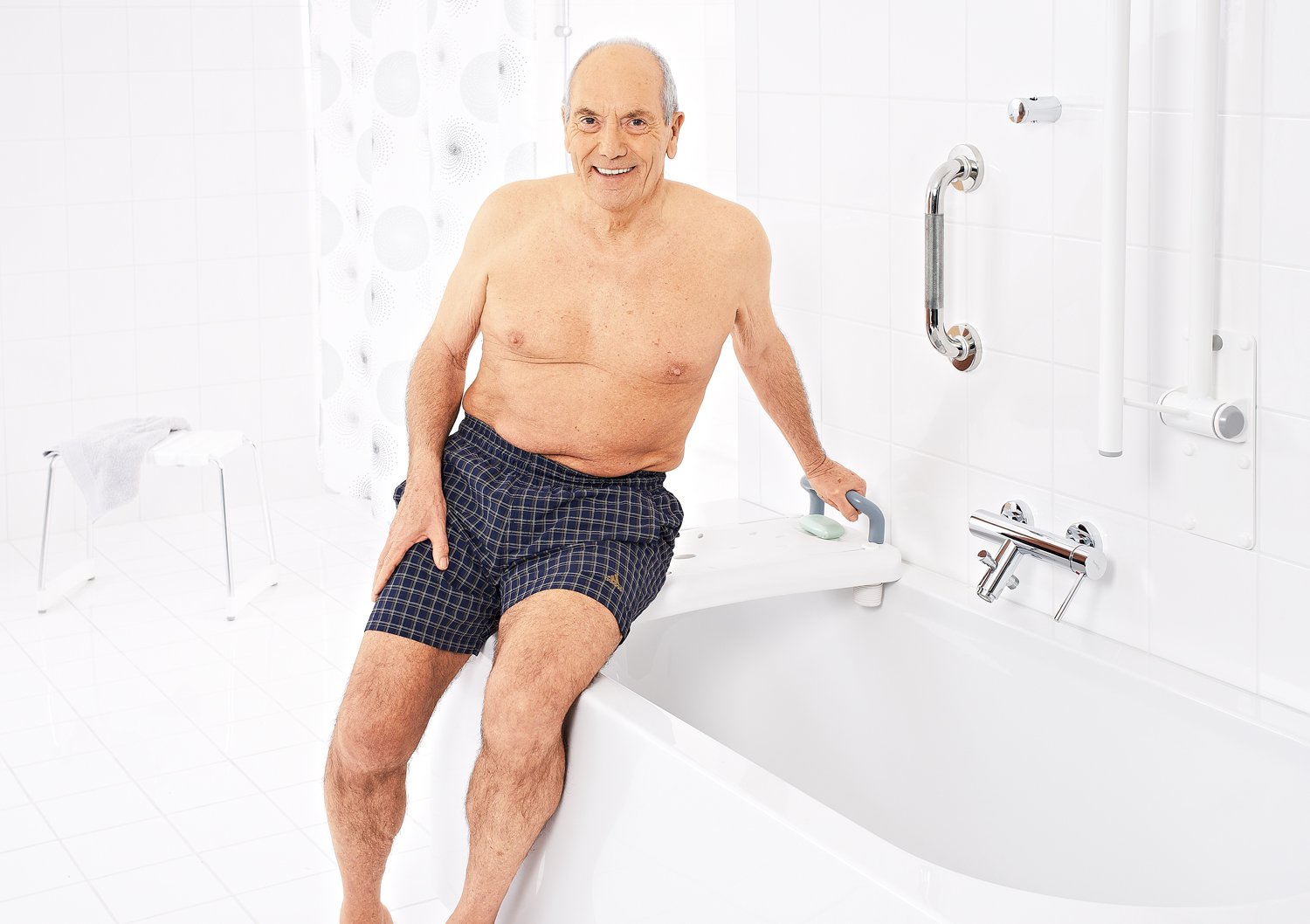Ridder A0040101 - Sedile di supporto per bagno, con impugnatura, colore: Bianco, polietilene