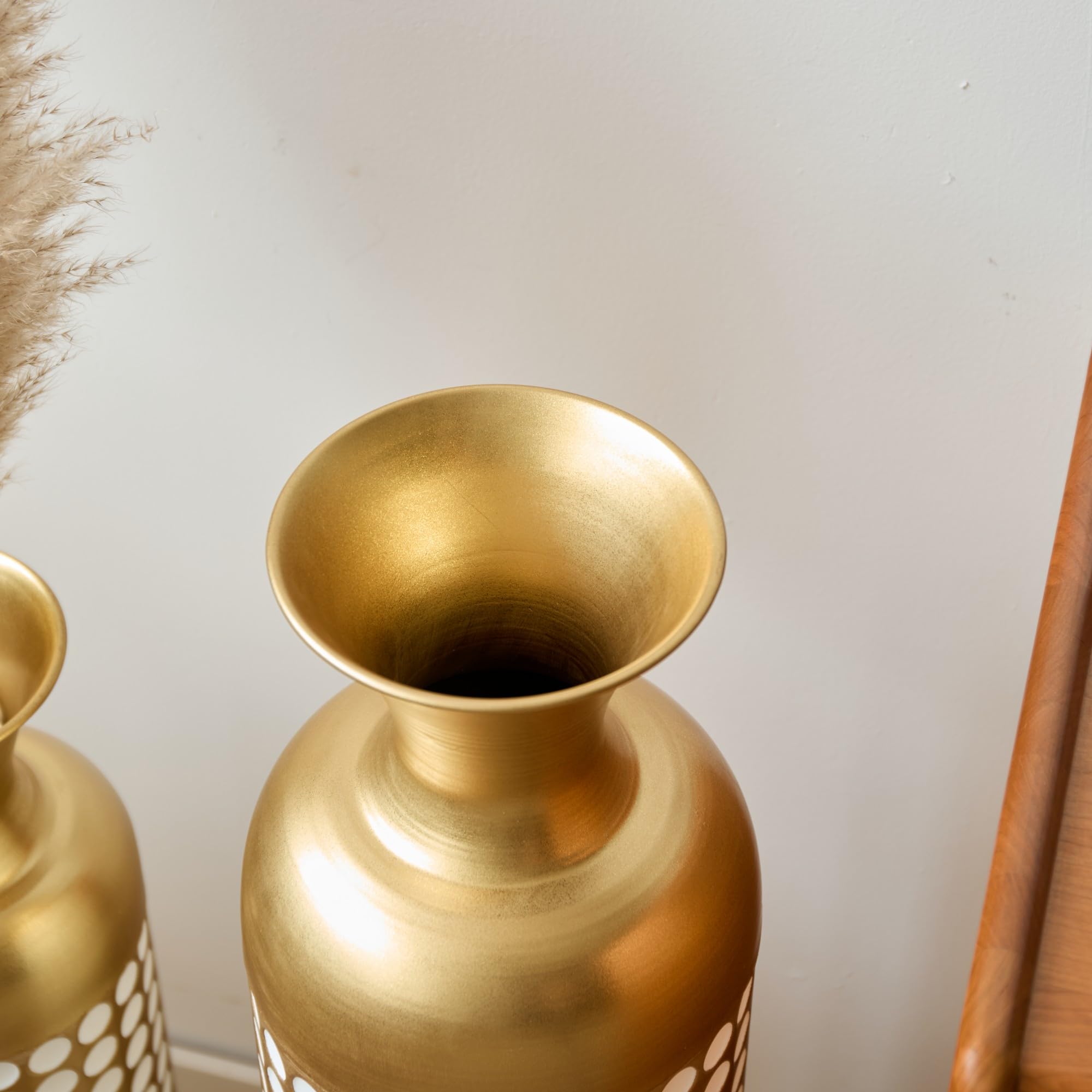 Bodenvase groß 3er Set (50/66/83 cm) - Große Deko Vasen aus Metall, Übertöpfe für Pflanzen als Zimmerdeko für Wohnzimmer & Flur im Vintage Look, Gold mit weißen Punkten