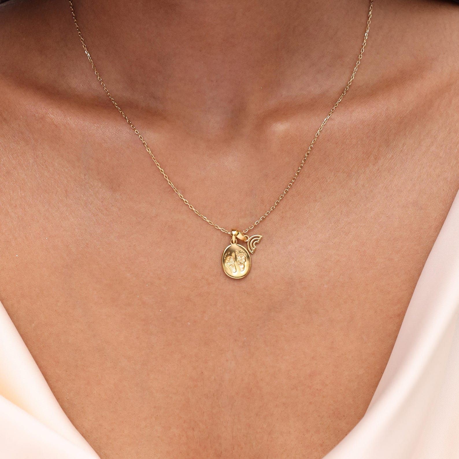 Collar con Huella de Bebé Personalizada | Colgante Ovalado Arcoíris de Plata | Joya de Recuerdo Familiar