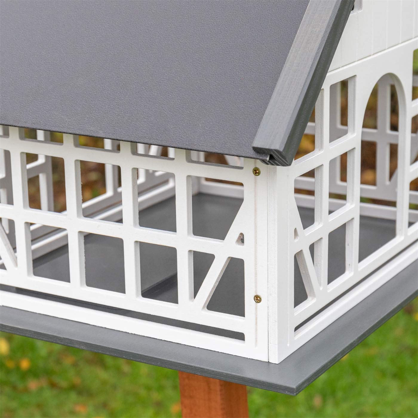 VOSS.garden Vogelhaus Belau weiß Fachwerk mit Metalldach Fachwerkstil mit Bodenluke Vogelfutterhaus Vogel Futterhaus Vögel ohne Ständer Garten Futterstation Vogelfutterstation