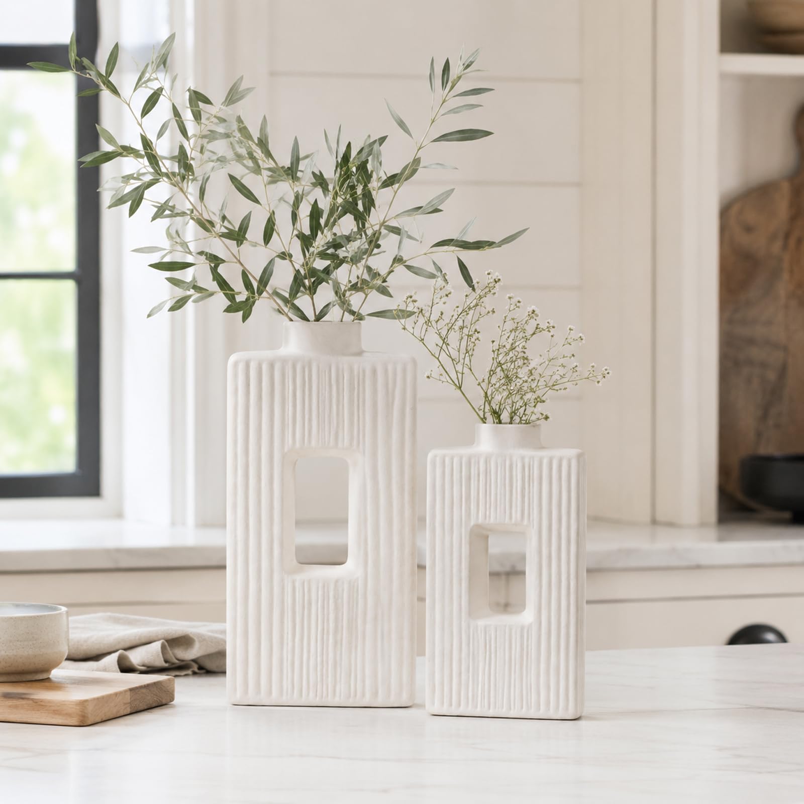Weiße Keramikvase, 2er-Set, für Heimdekoration, moderne gerippte, hohle Vasen, dekoratives weißes Vasen-Set für Regal, Kaminsims, Couchtisch, Eingang, Wohnzimmerdekor