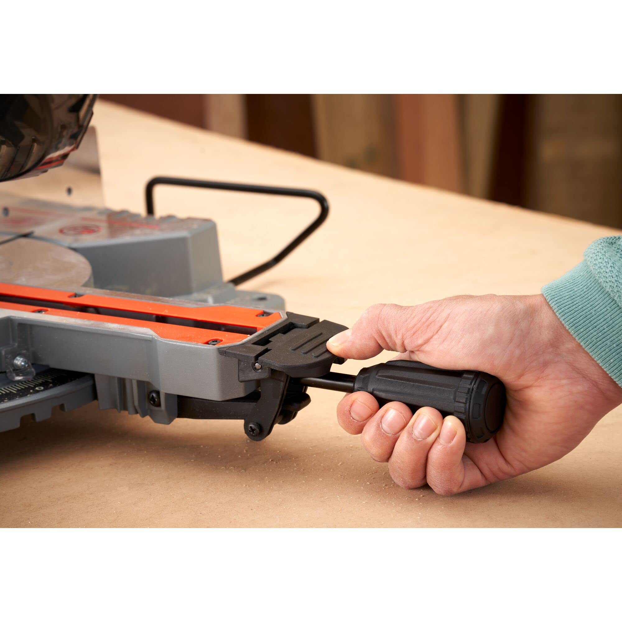 BLACK+DECKER BES701-QS Pilarka 1500 W do cięcia ukośnego 220 mm