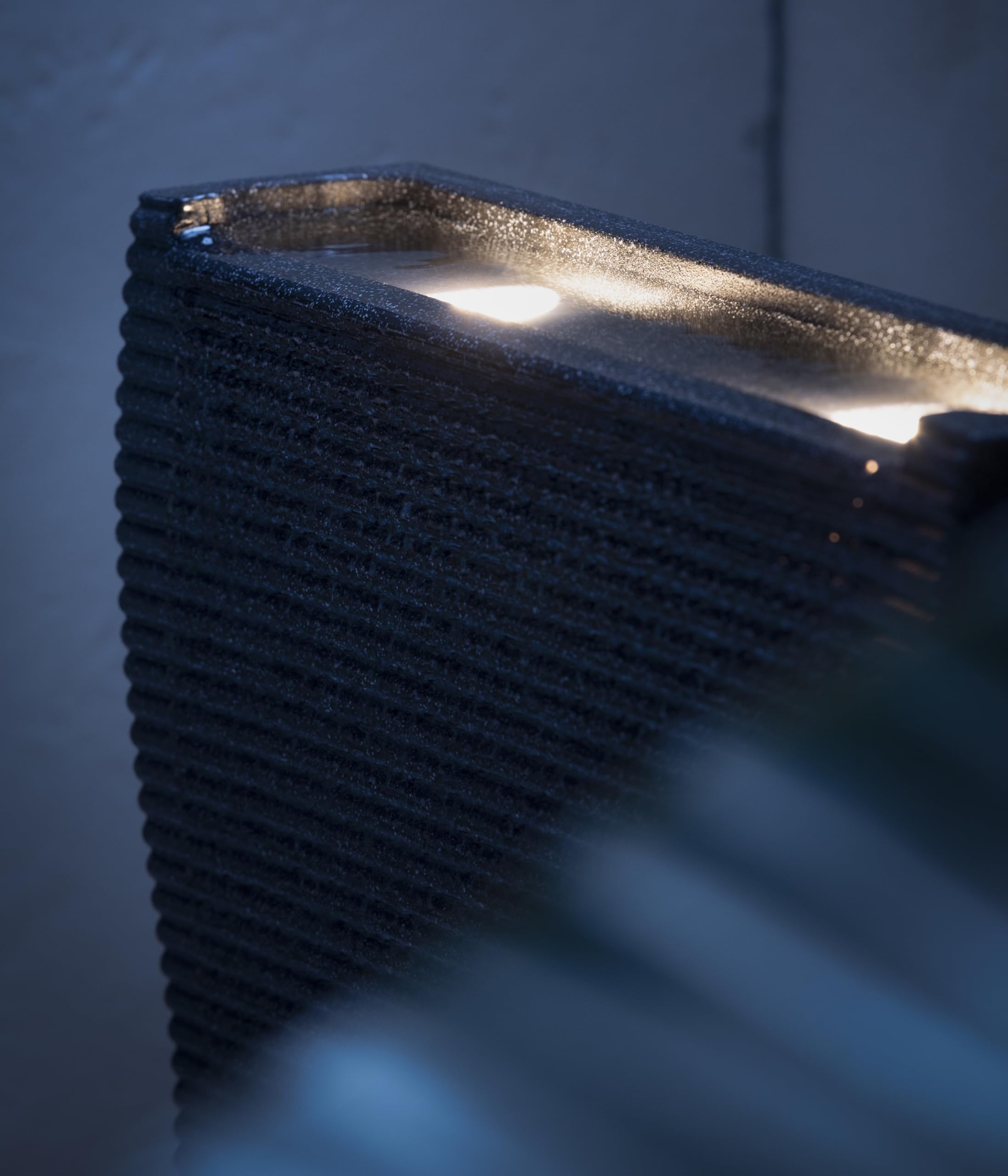 Dehner Gartenbrunnen Altero, schwarz, 49 x 107 x 26.5 cm | mit LED Beleuchtung, frostbeständig, solarfähiger Brunnen für Außen, Polyethylen