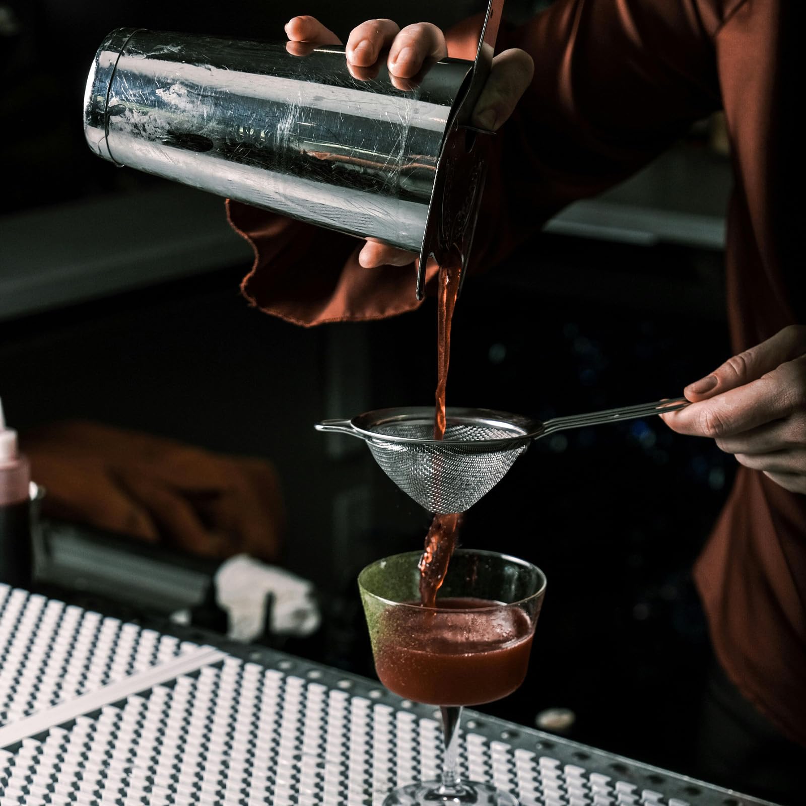 Confezione da 10 colini da cocktail in acciaio inox, 5 colini a forma di cono a maglia fine e 5 colini a 4 rebbi per bevande per barman succhi di frutta, tè, caffè