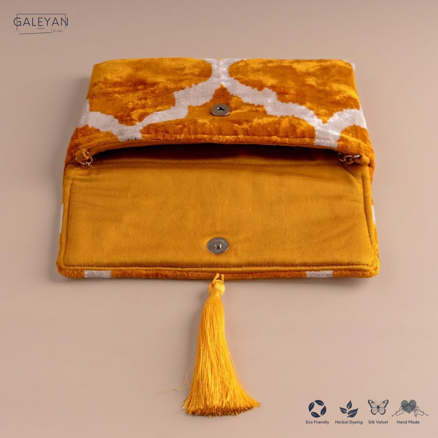Pochette Ikat in velluto di seta fatta a mano, stile busta, design bohémien, motivo etnico, opzione cinturino a catena, pochette per feste serali, borsa premium, bianco sporco, oro zafferano