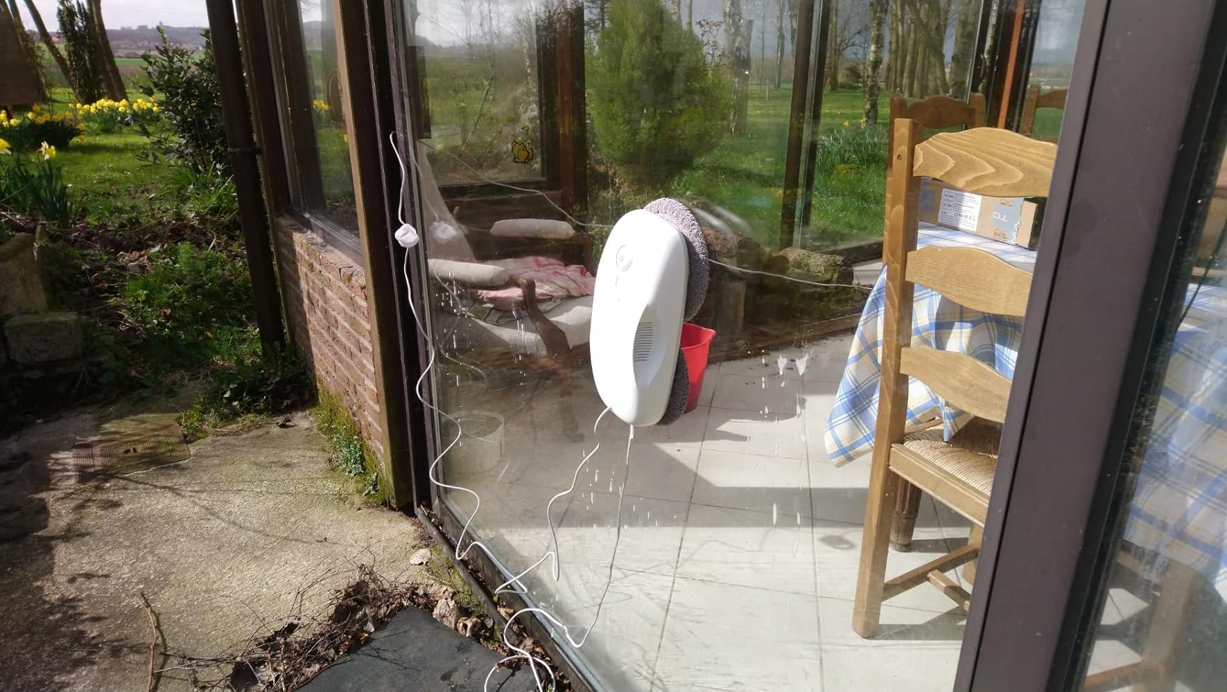 Tosima W3 fensterputzroboter Automatisches Sprühfunktion mit 80ML Tank, dreifachem Sicherheitssystem,fensterroboter Intelligenter Navigation, Fernbedienung, für alle Glatten Oberflächen,mit 12 Tüche