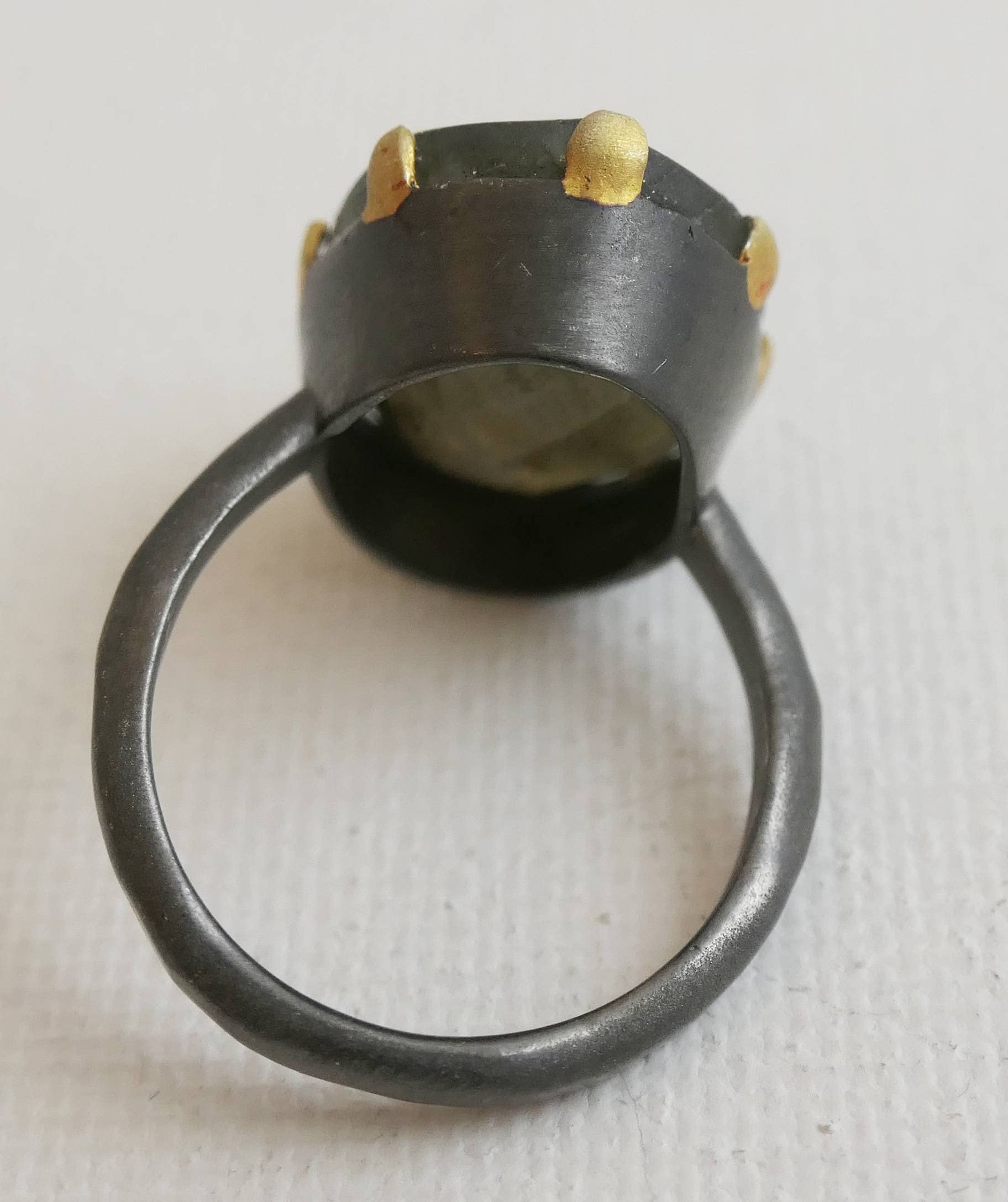 Anillo de cóctel de plata de ley con mezcla de metales y labradorita
