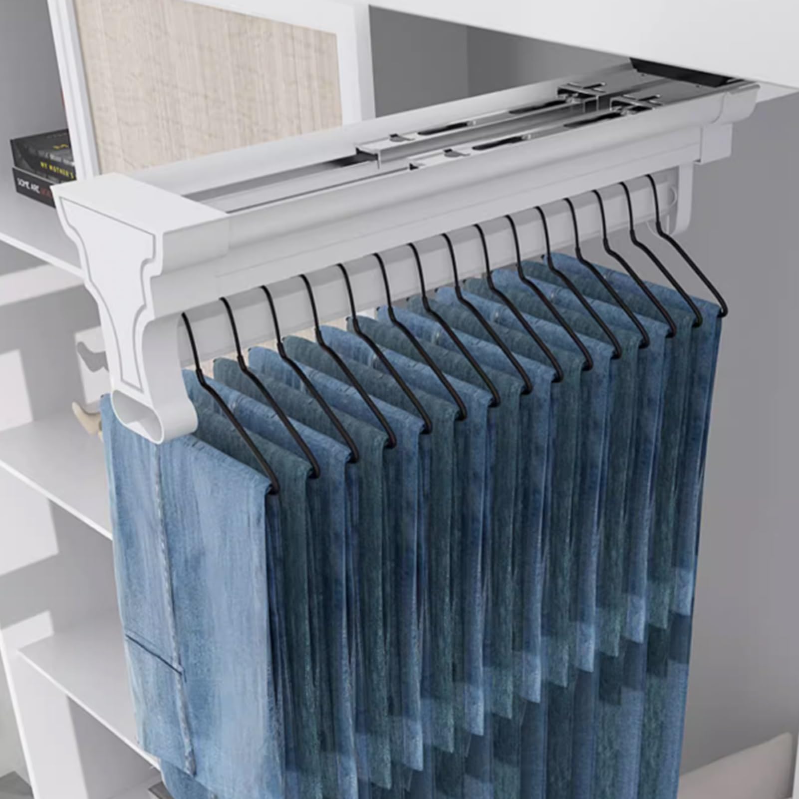 Cintre coulissant en aluminium pour aménager le dressing d'une chambre à coucher