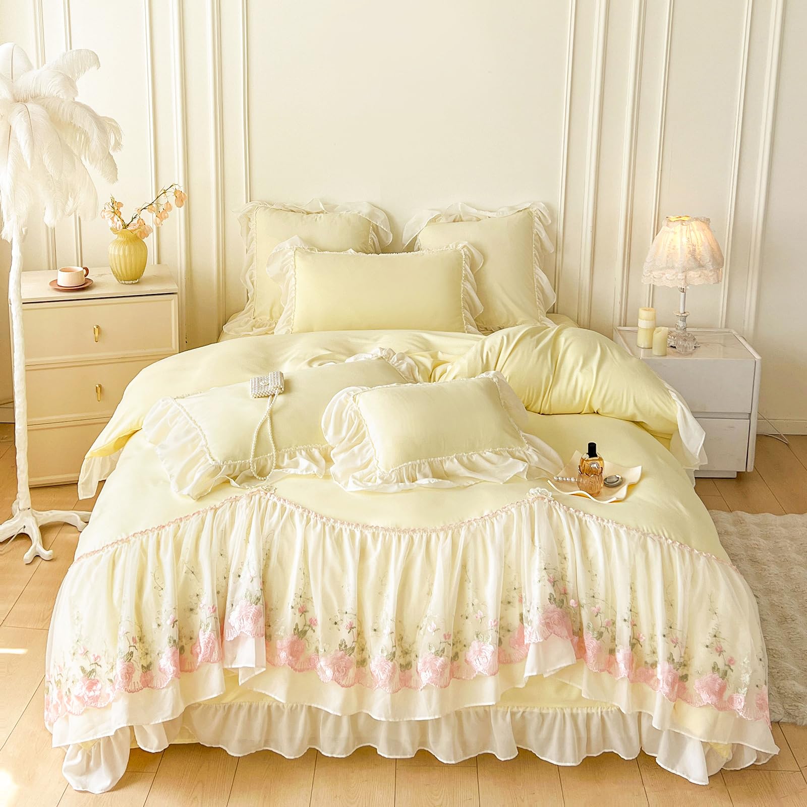 Housse de couette en microfibre beige très grand lit aux finitions volants