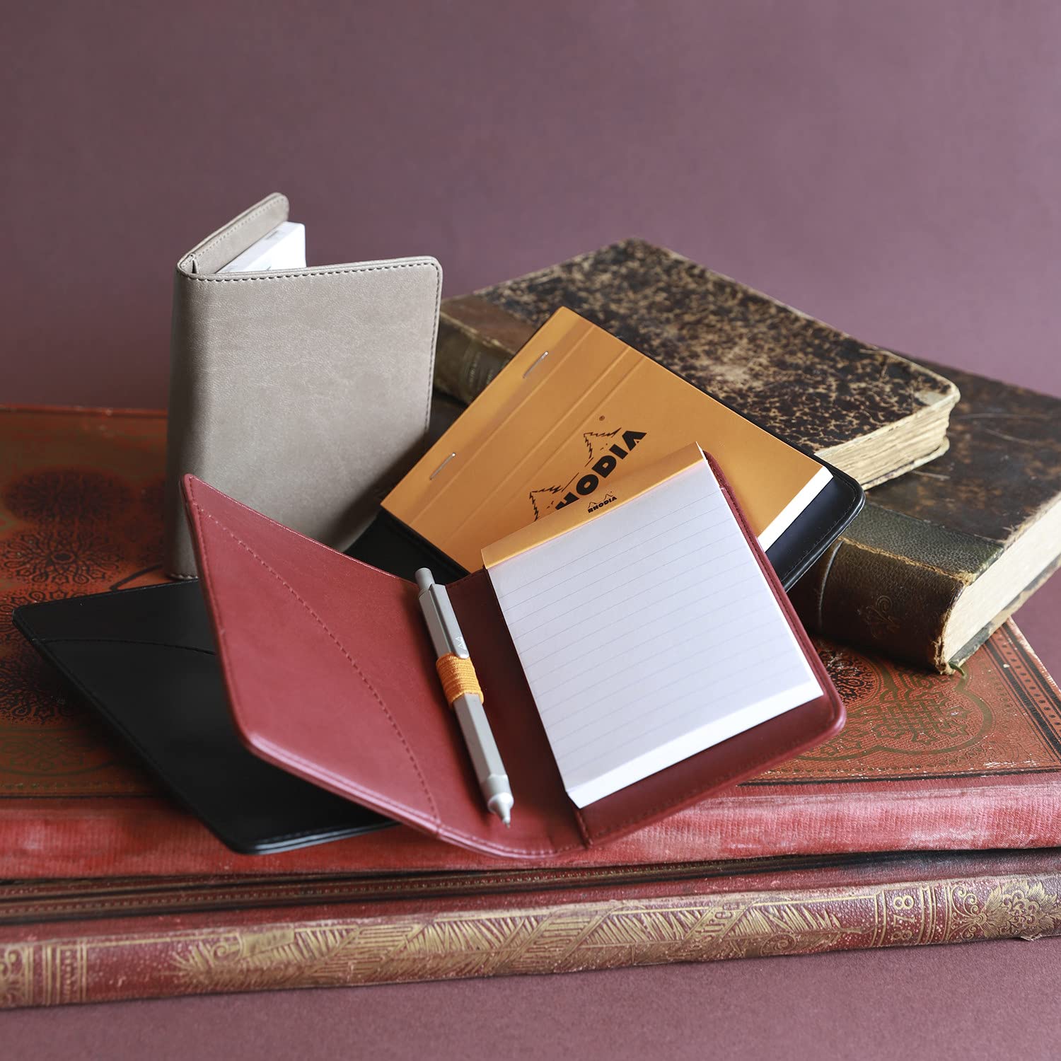 RHODIA 216005C-Portfolio met Blokhouder en Vak voor Documenten N°16 Nachtblauw-voor Notitieblokken of Notitieboeken van Formaat A5 17,5x23,5cm ( 14,8x21 cm)-Omslag in Italiaans Kunstleder-Premium Collectie RHODIA 216005C-Portfolio met Blokhouder en Vak voor Documenten N°16 Nachtblauw-voor Notitieblokken of Notitieboeken van Formaat A5 17,5x23,5cm ( 14,8x21 cm)-Omslag in Italiaans Kunstleder-Premium Collectie