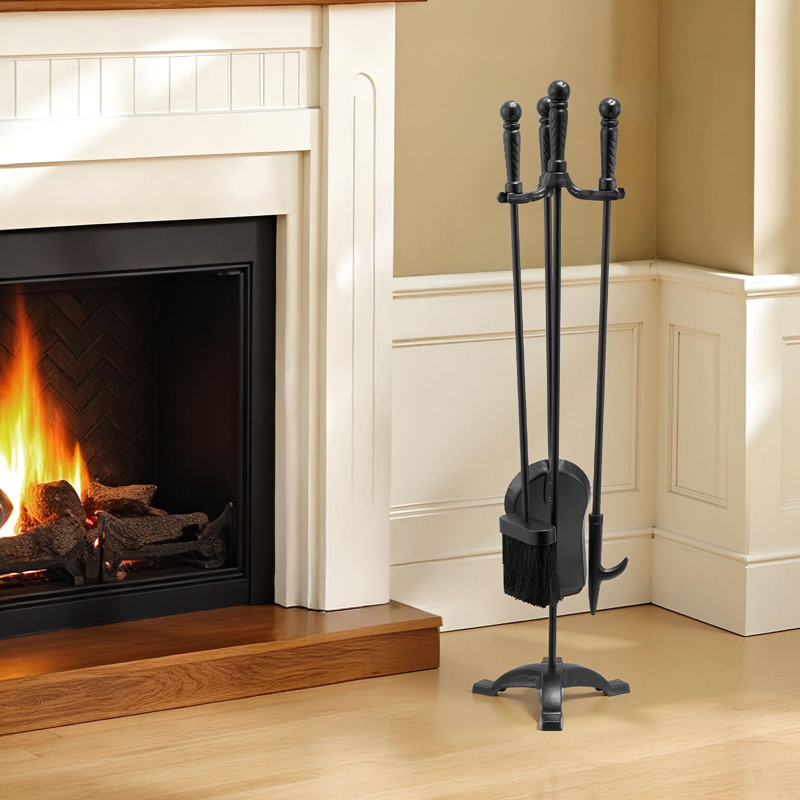VEVOR Kaminbesteck-Set, 4-teiliges Ofenbesteck-Set, inkl. dreizackiges Ständers, Ascheschaufel, Bürste, Schürhakens, Kaminzubehör aus Schmiedeeisen für Lagerfeuer drinnen/draußen, Schwarz