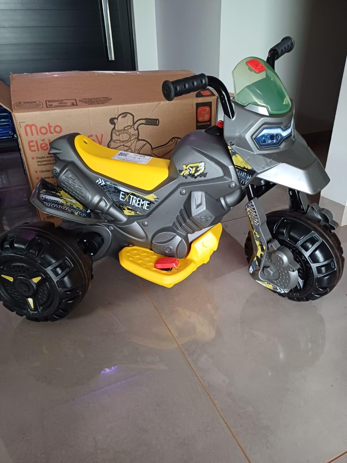 Bandeirante Moto XT3 Titanium Eletrica 6V, Modelo: 2704, Cor: Cinza Bandeirante Moto XT3 Titanium Eletrica 6V, Modelo: 2704, Cor: Cinza
