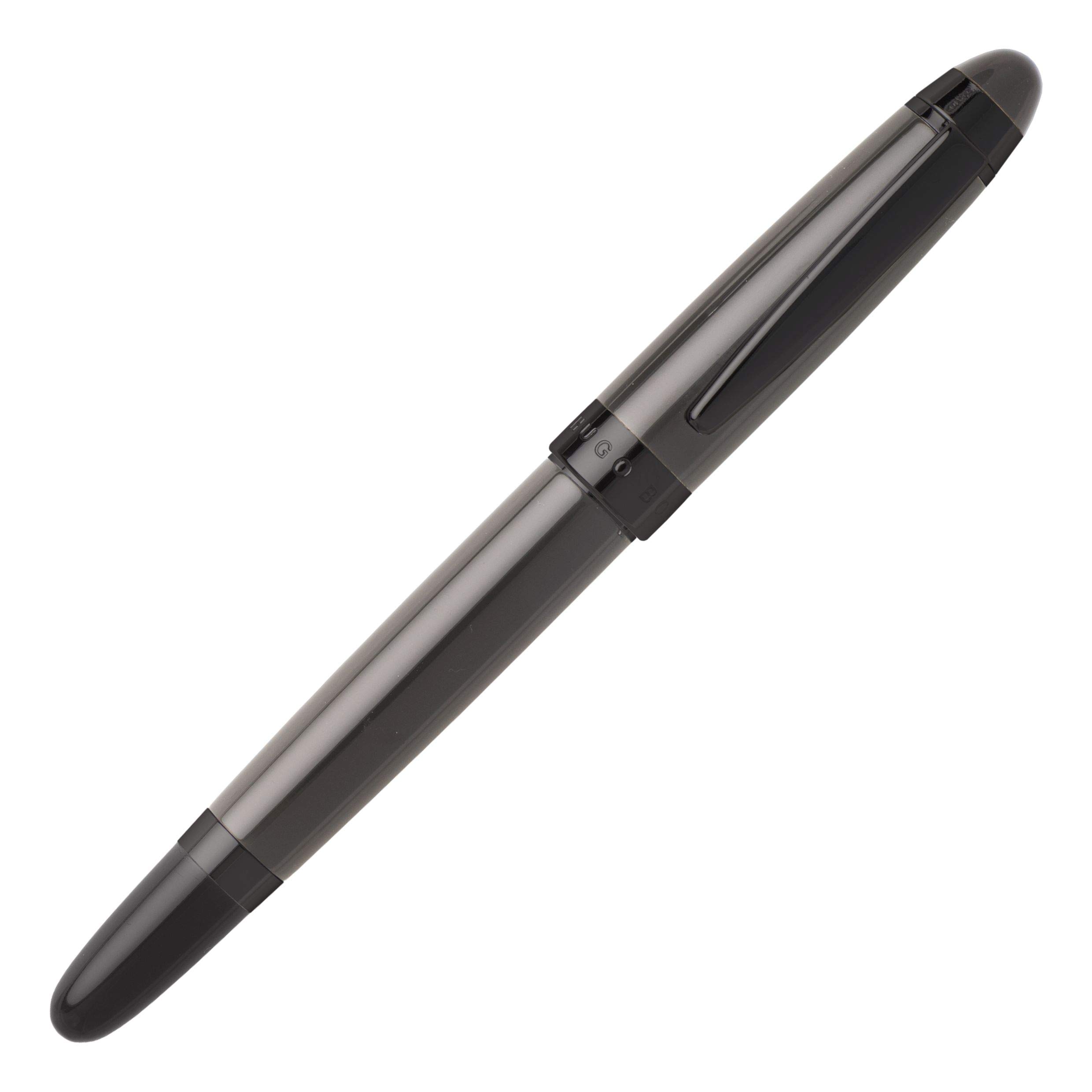 BOSS HUGO Stylo roller ICON grey. Stylo roller gris haut-de-gamme et élégant, avec pointe M. Disponible en stylo bille, roller et plume.