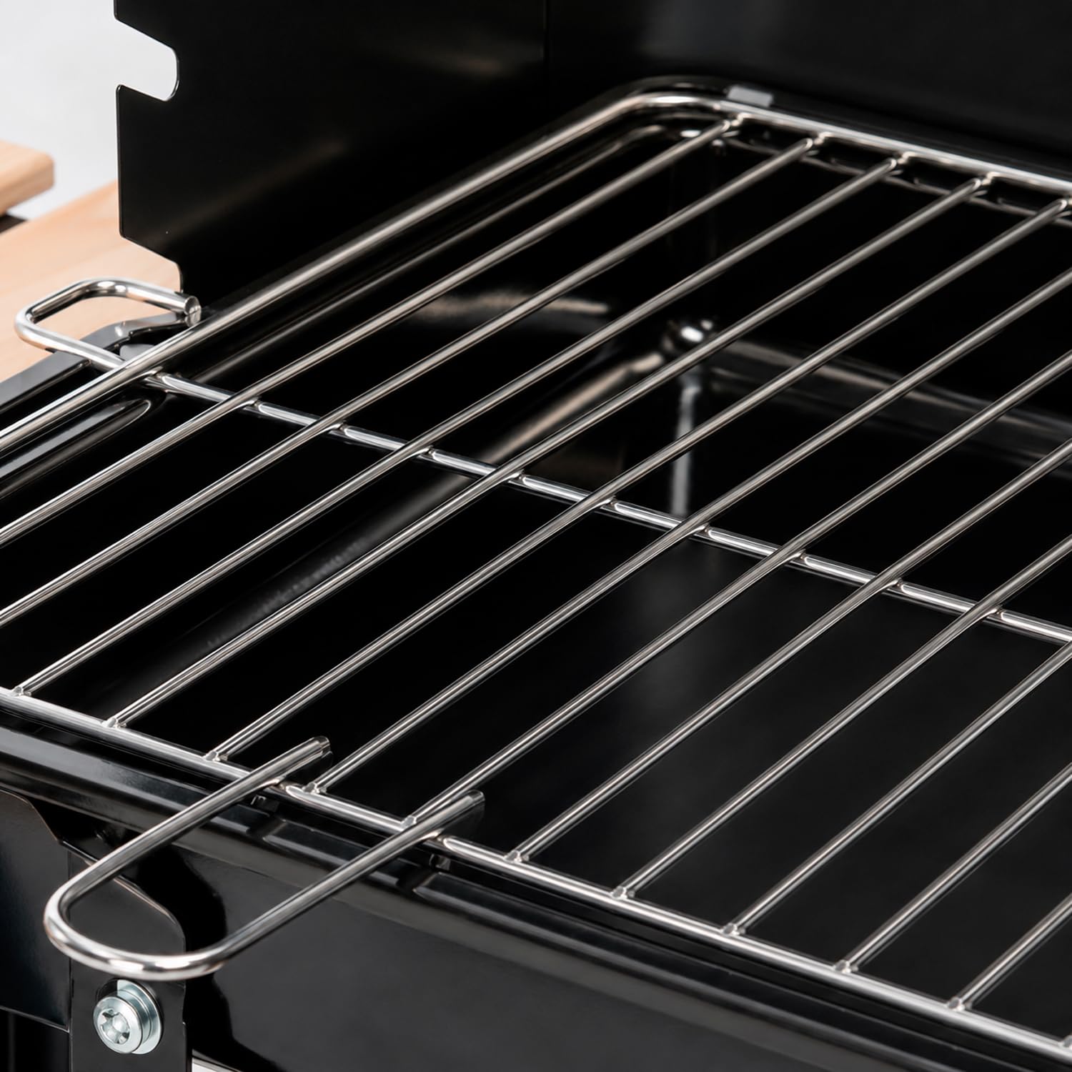 Barbecue A Carbone Con Paravento BBQ Antivento E Griglia Ripiani Laterali In Legno Ganci Per Utensili Ruote Per Facile Trasporto Perfetto Per Giardino E Campeggio 94 x 40 x 84 Cm Nero