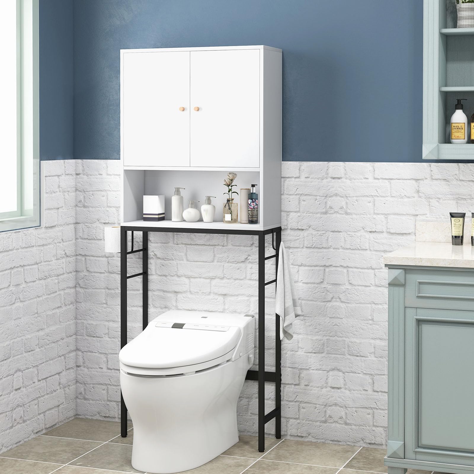 LIFEZEAL Mobile sopra il WC Mensola indipendente per bagno con 2 porte, armadio da pavimento con ripiani regolabili e 2 ganci laterali, organizer sopra WC per lavanderia (bianco)