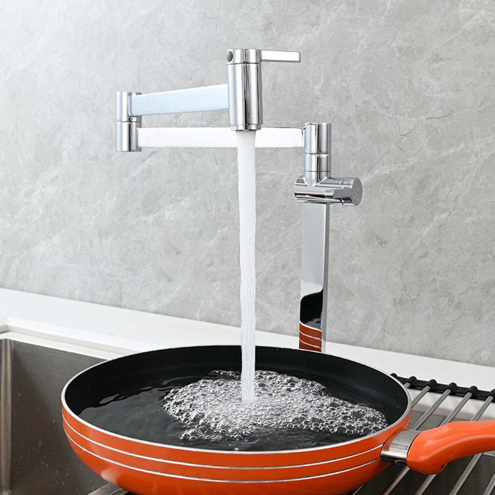 Robinet de cuisine à double articulation pour simplifier le lavage des grands plats