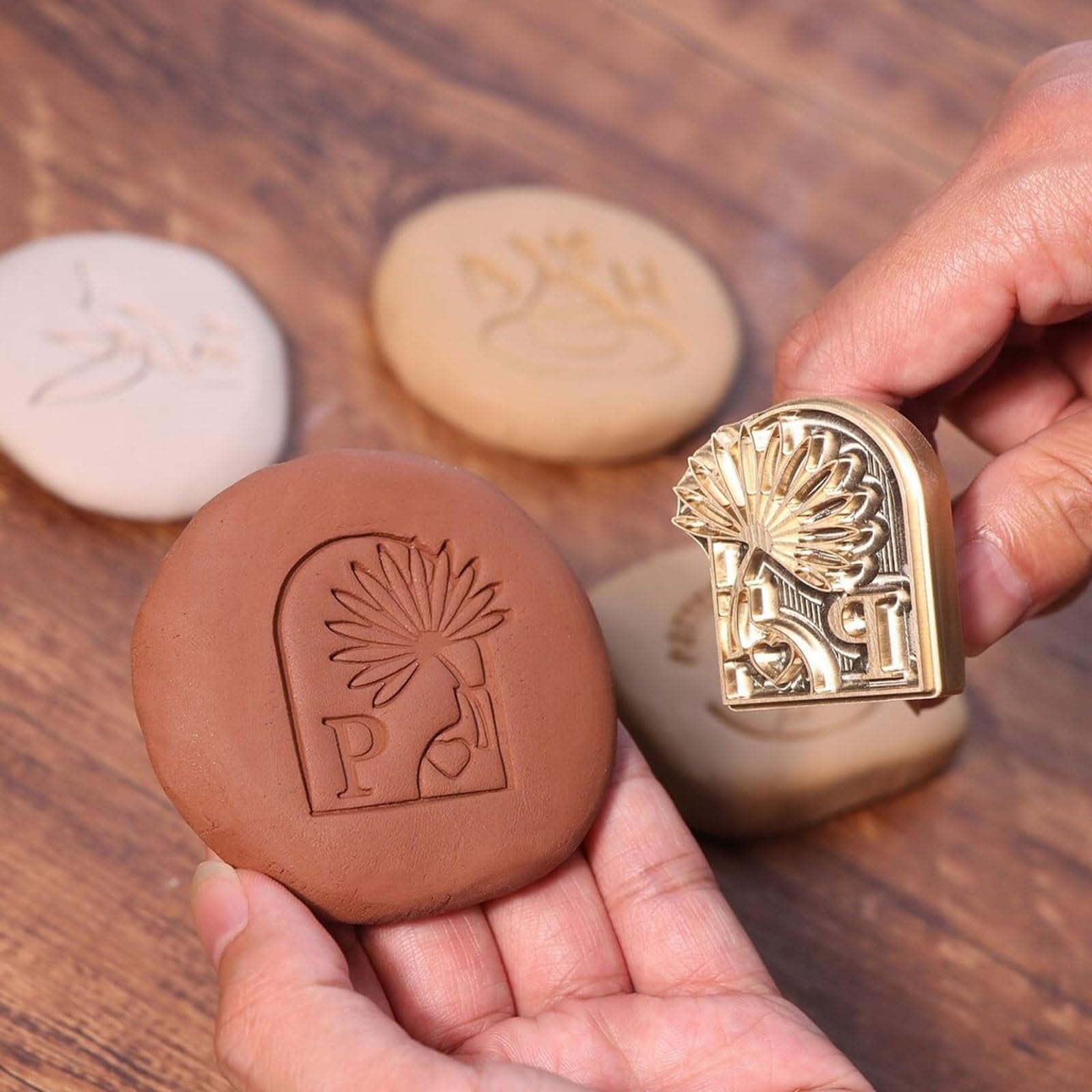 Strumento for timbri in ceramica in ottone fatto a mano, timbro in ceramica personalizzato con logo e manico in legno, simbolo in argilla personalizzato for vasai cartello(2.5Inches)