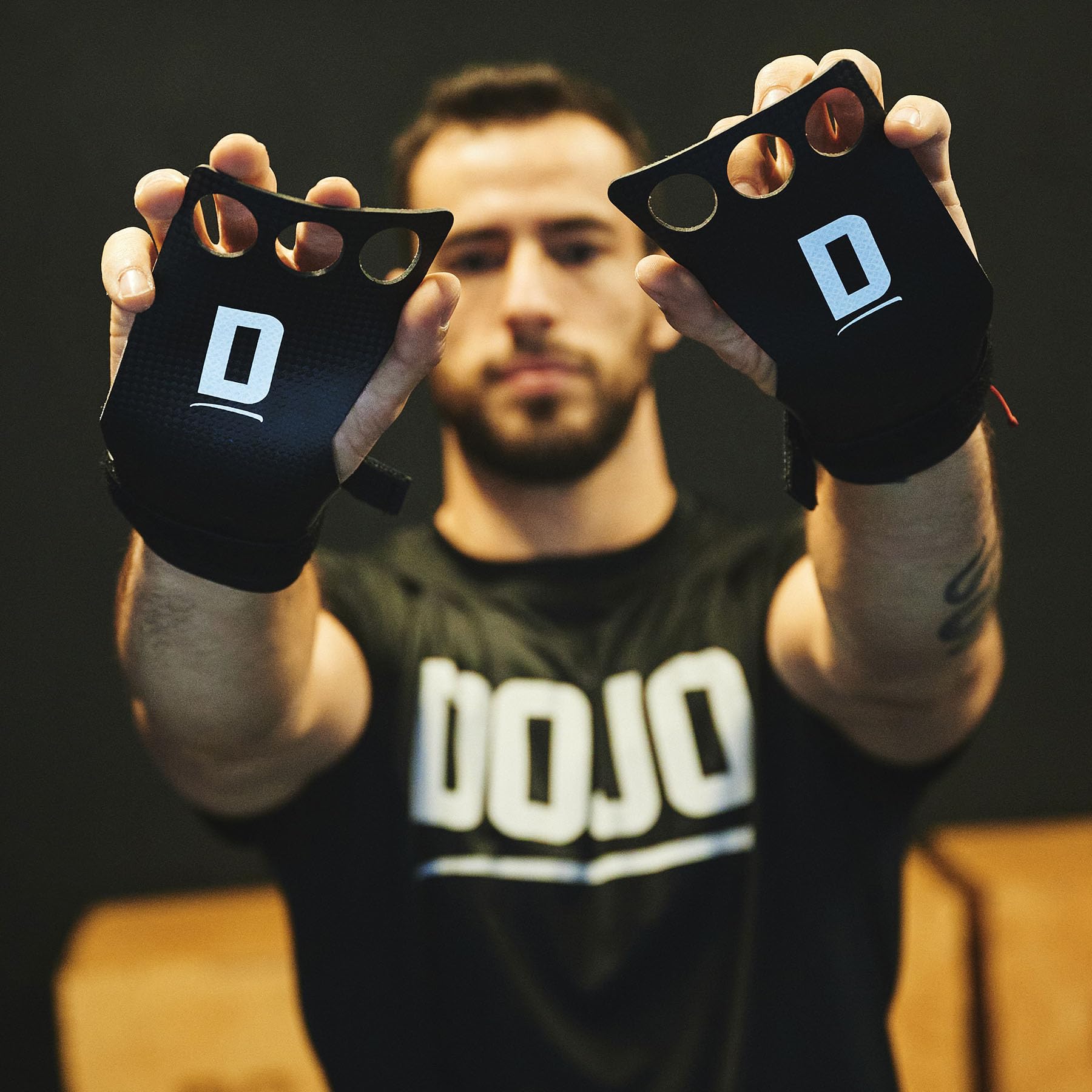 Dojo Węglowe uchwyty treningowe z paskami na nadgarstek dla kobiet i mężczyzn – idealne do podciągania, podciągania, gimnastyki, treningu, podnoszenia ciężarów, WOD, kulturystyki i wsparcia w celu ochrony rąk