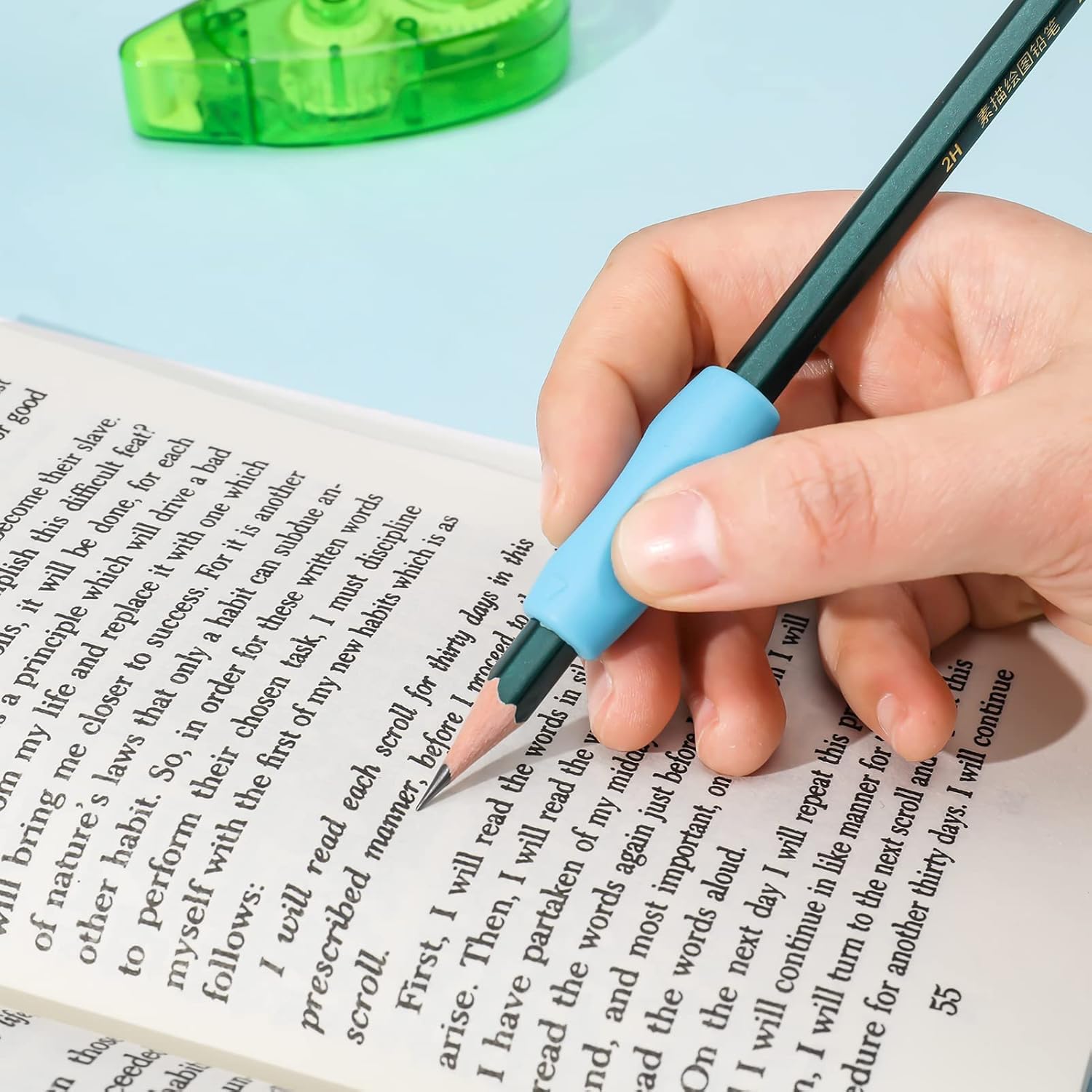 Aide à l'écriture pour stylos enfants, porte-stylos silicone ergonomiques pour gauchers ou droitiers, lot de 12 pièces