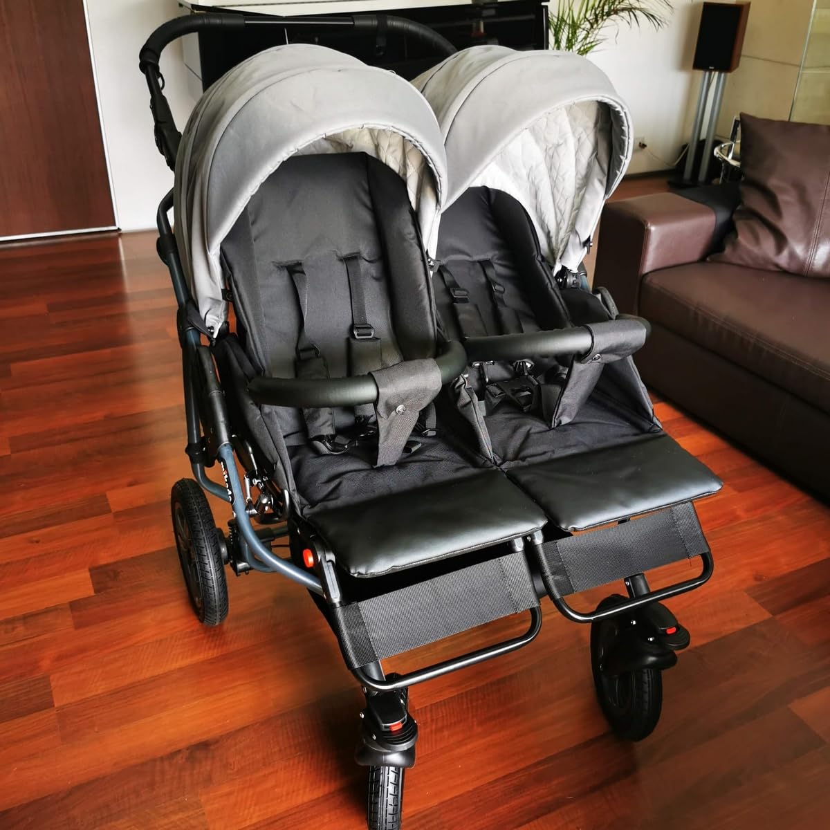 Cochecito doble gemelar 3en1. Carrito las 3 piezas y accesorios: 2 capazos + 2 sillas de paseo + 2 sillas de coche + accesorios. BBtwin Gold Star. Gris