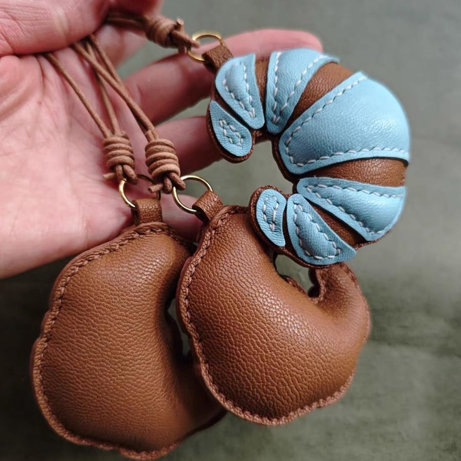 Elegante llavero de cuero con forma de cruasanes de moda para mujeres y niñas, decoración de bolsa para uso diario, elegante decoración de bolsa