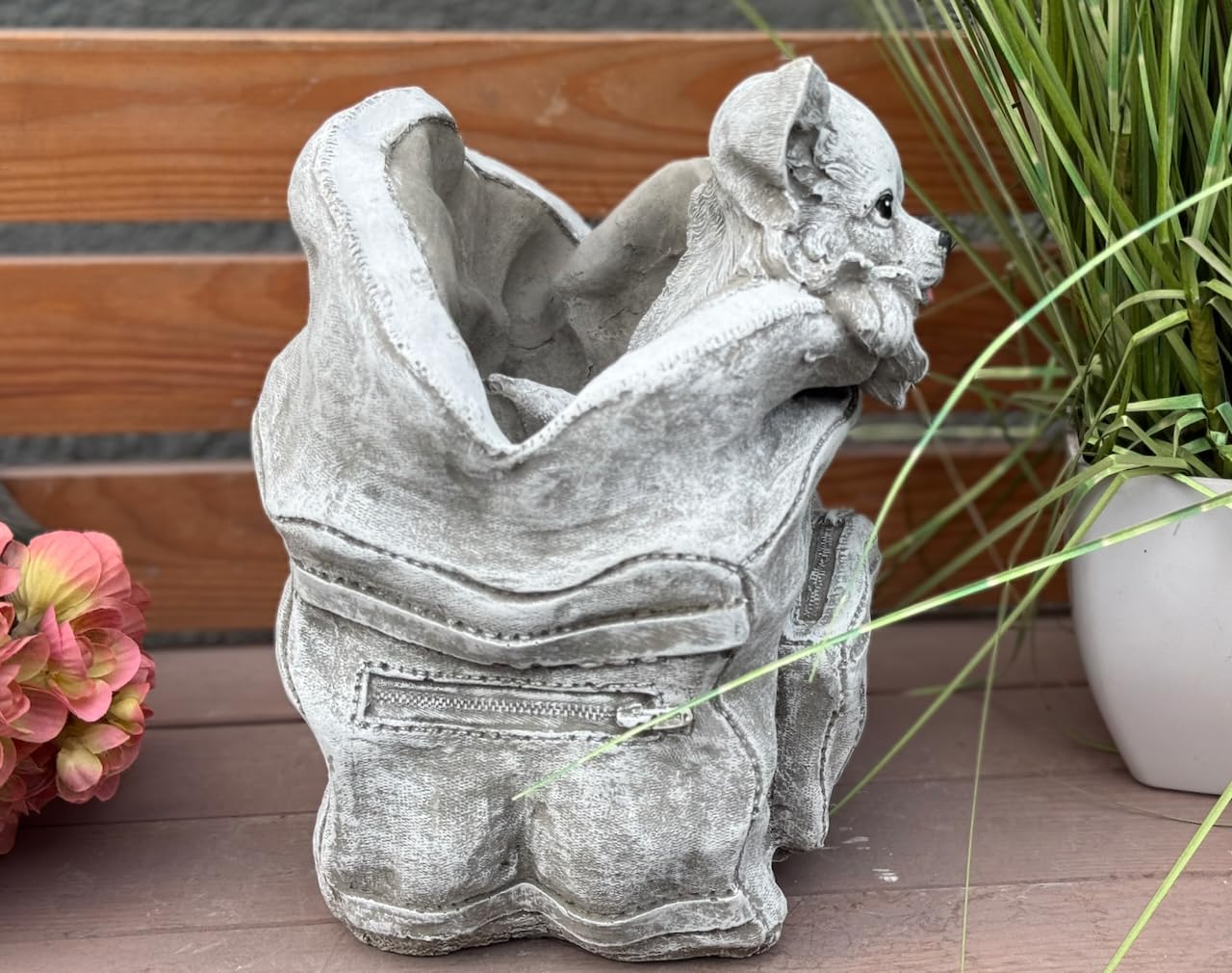 stoneandstyle Steinfigur Chihuahua in Handtasche, Frostfest, Steinguss, Grau, 25 cm Höhe, 9,5 kg, Gartendekoration