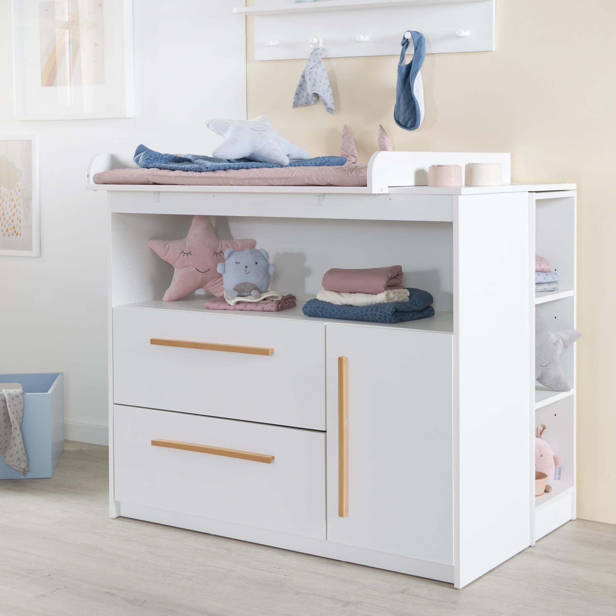 roba Kinderzimmer Set Lilo - Mitwachsendes Gitterbett 70 x 140 cm + Wickelkommode mit 2 Schubladen & 1 Tür + Kinderkleiderschrank 2-türig - Griffe aus Buche - Holz weiß lackiert