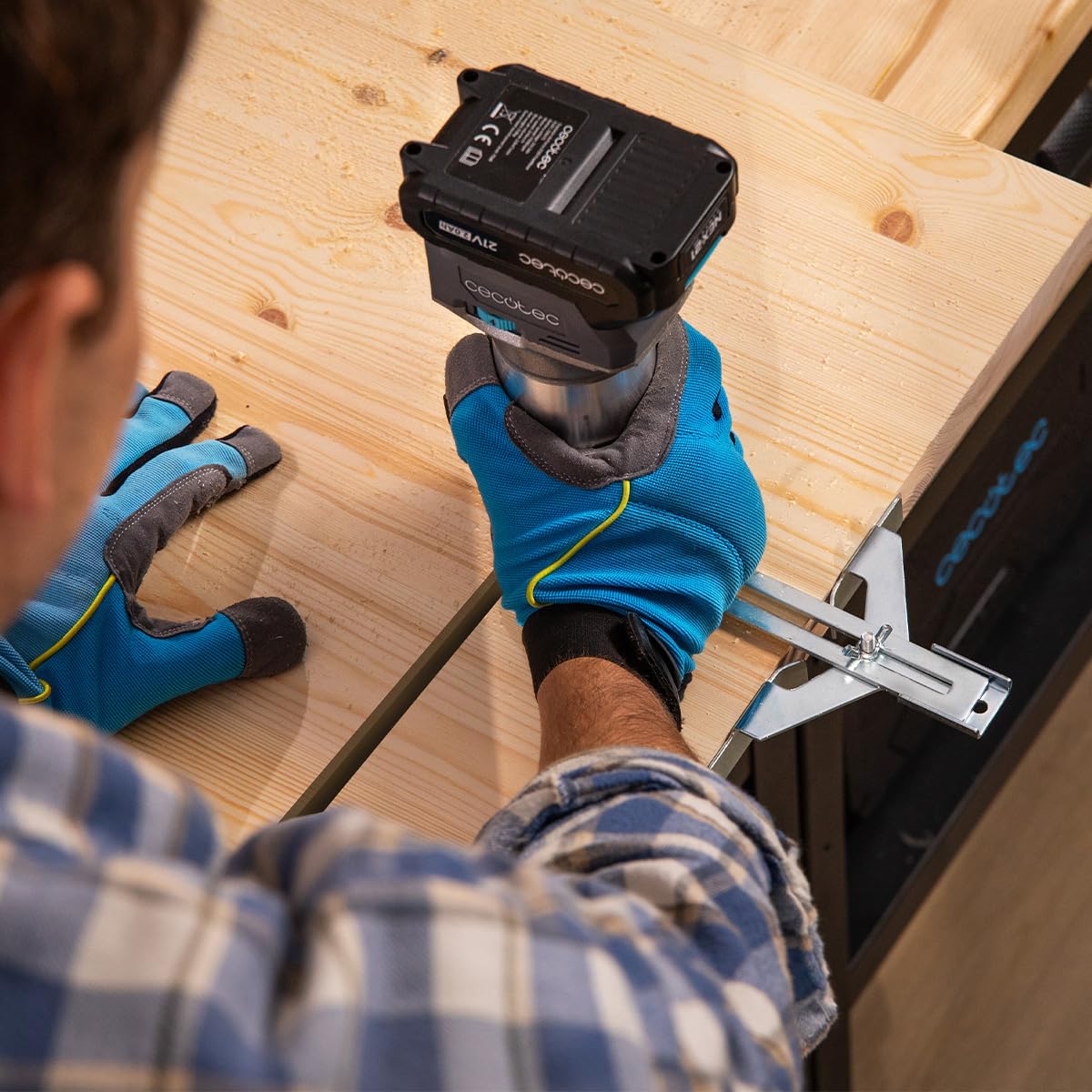 Cecotec Fresatrice per Legno a Batteria MultiShape 2000 Liberty. Batteria Nexus 21V 4Ah, Motore Brushless, 5 Frese, Testine 6/6,35/8mm, Alluminio, Profondità e Velocità Regolabili, Migliora i Lavori