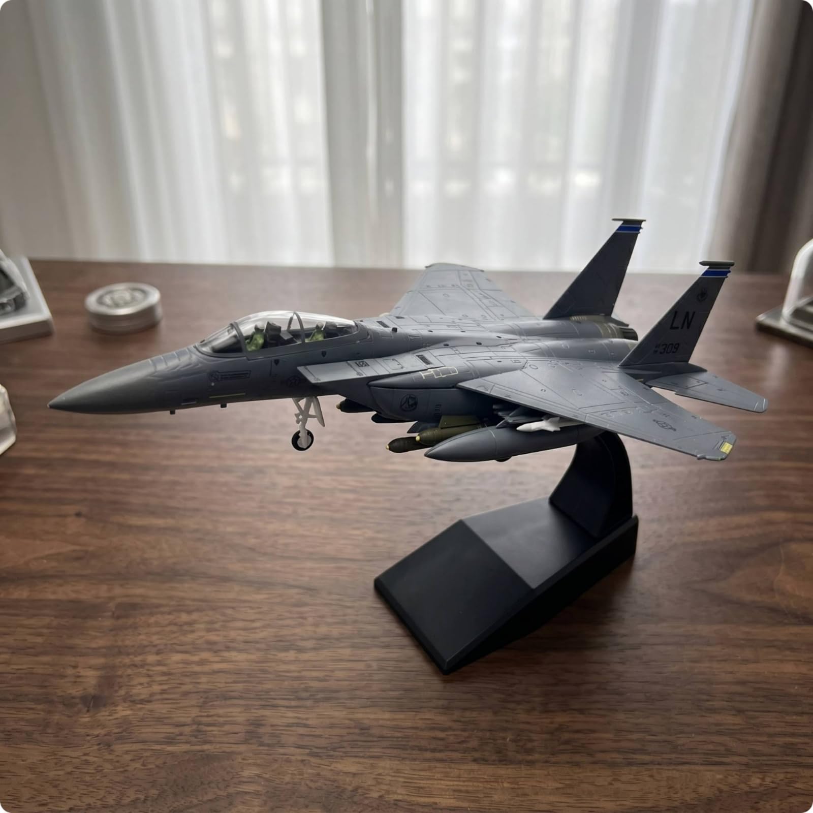 Modello di Caccia con Supporto Statico Modello di Aereo con Supporto Realistico Aereo da Caccia in Miniatura per Vetrina, 1/100 F-15E 0473