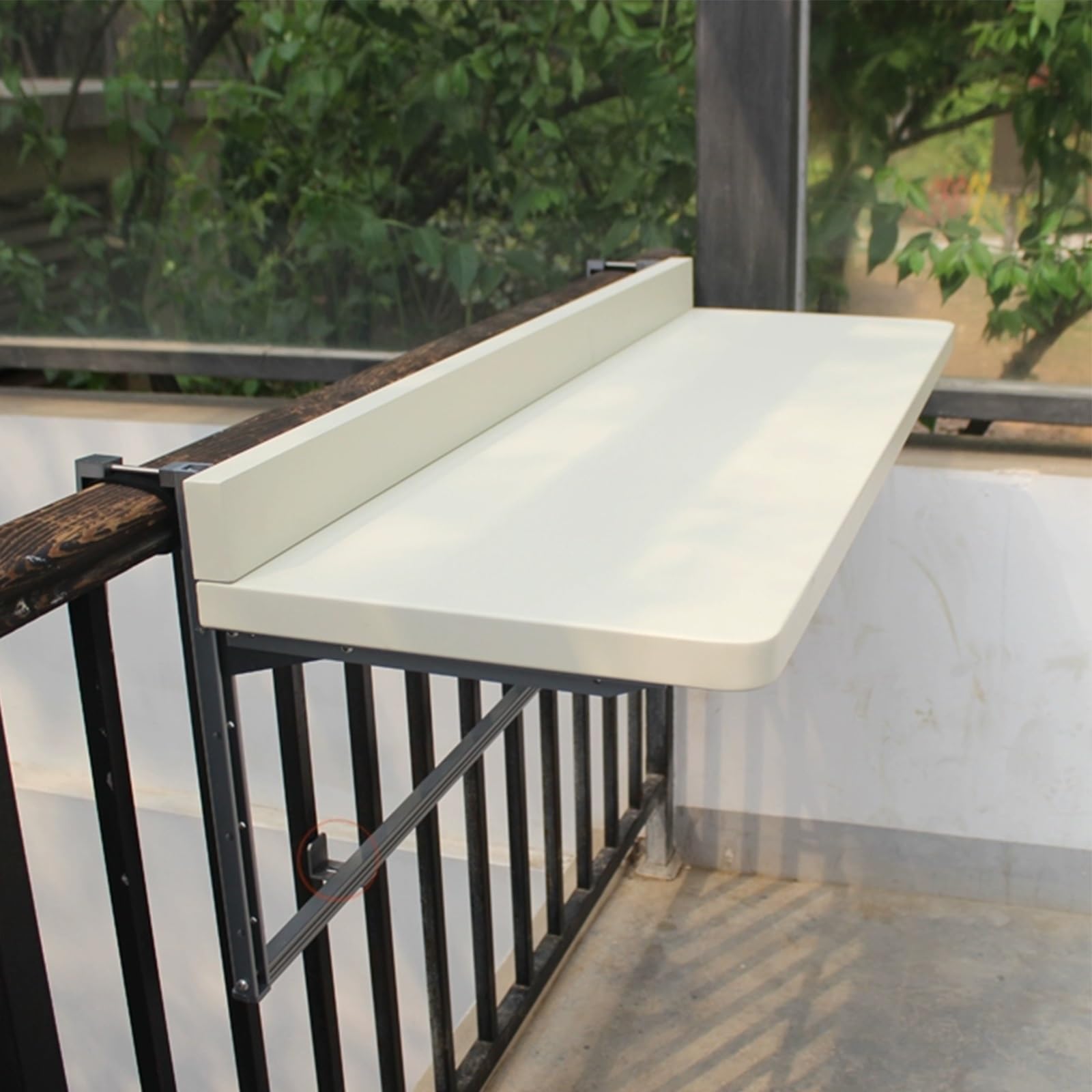 Table de balcon pliante blanche 120cm pour optimiser les petits espaces extérieurs