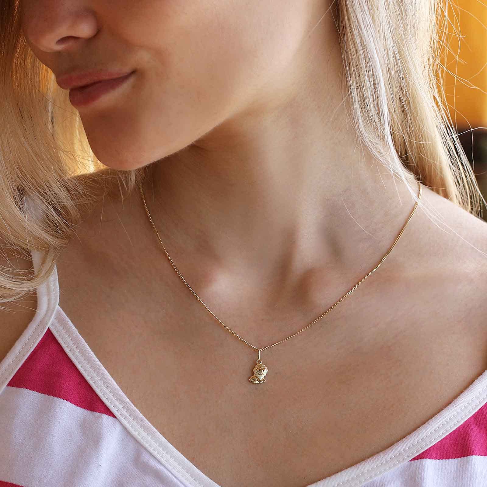 CLEVER SCHMUCK Chaîne lion en or de 10 mm avec yeux laqués partiellement mat 333 8 carats et chaîne gourmette plaquée or 40 cm pour enfants dans un étui à bijoux