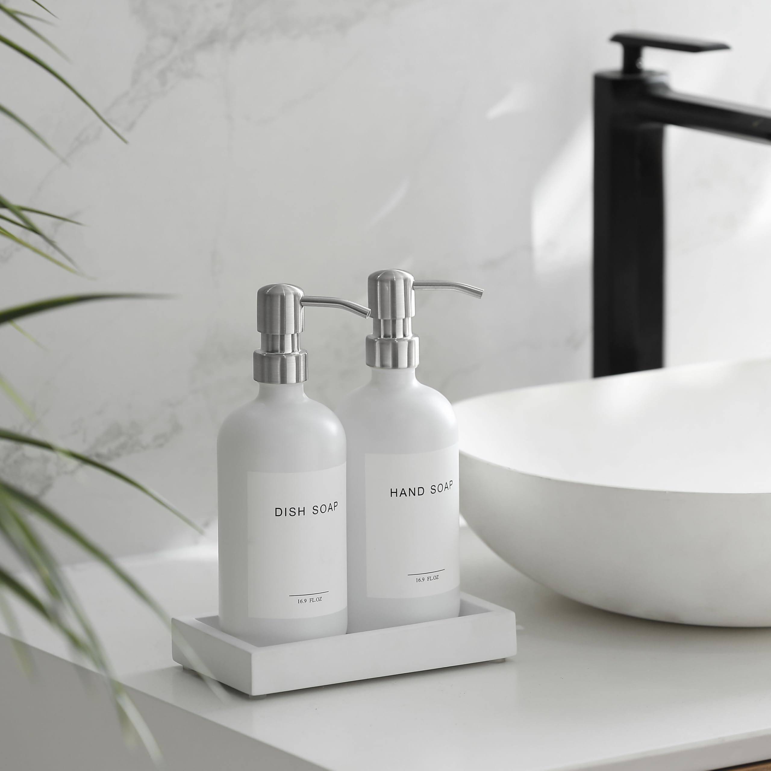 Dispenser di sapone in vetro con pompa e vassoio per cemento, dispenser di sapone vintage per bagno e cucina, set con etichette impermeabili per sapone per piatti, sapone per le mani, lozioni (bianco