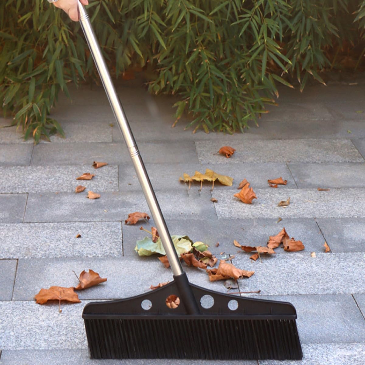 Healvian Scopa a Spinta da Giardino Nera con Manico in Acciaio Inox e Setole in Nylon, Spazzatrice Robusta per Esterni e Patio, Pulizia Efficiente di Cortili, Garage e Terrazze