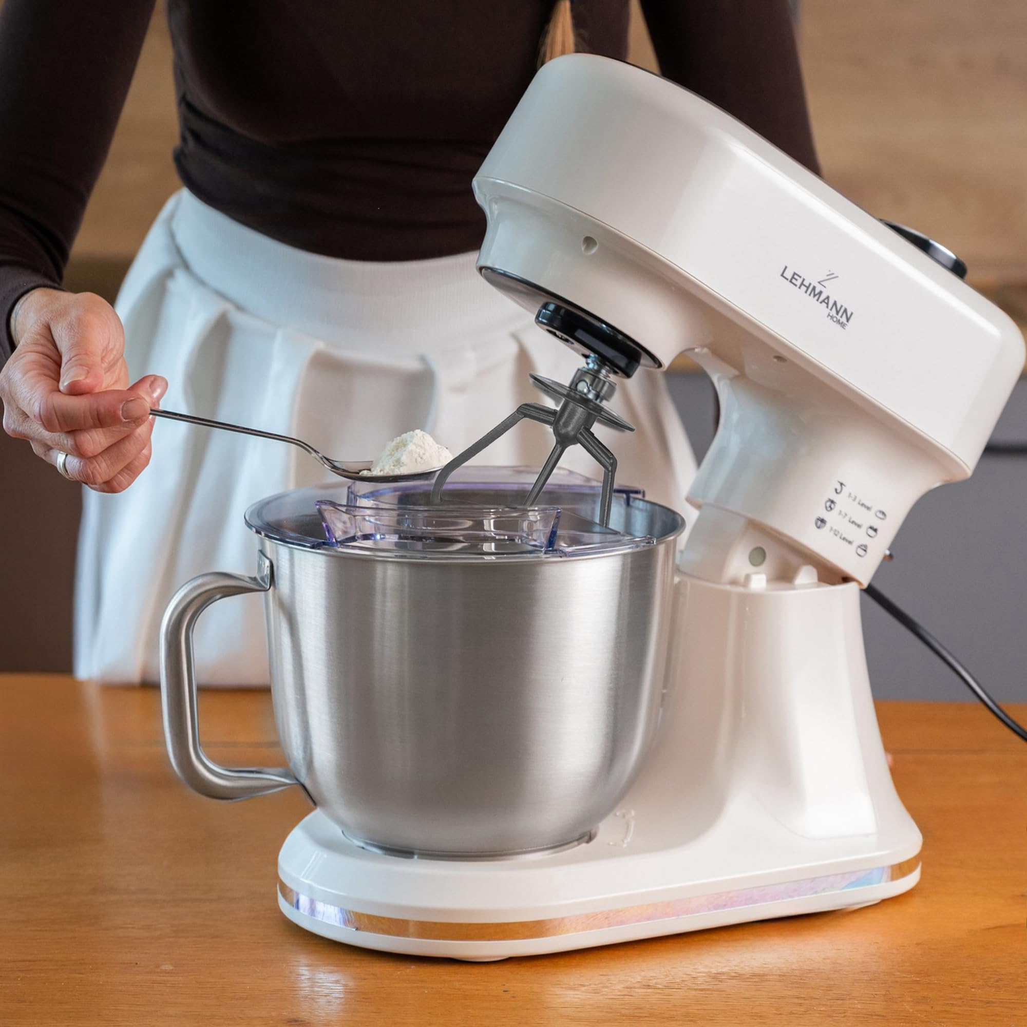 LEHMANN Robot Pâtissier avec Écran, 1500W, Bol Mélangeur 5L avec Fonction Fermentation et Chauffage, Balance Intégrée, 12 Vitesses, Minuterie, 3 Mélangeurs - Fouet, Batteur, Crochet, Beige