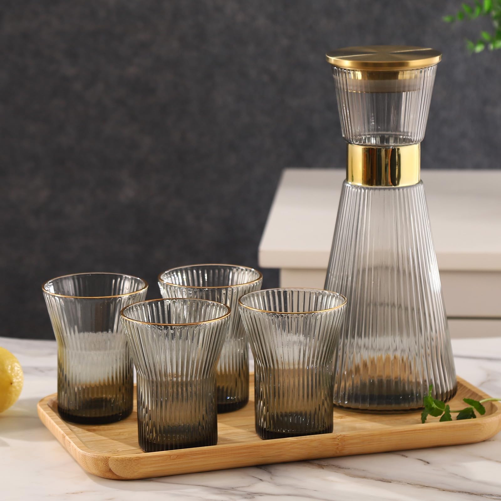 DUJUST Geripptes schwarzes Glaskaraffen-Set, elegante Wasserkaraffen mit Golddekor, 1 Kristallglaskaraffe mit goldenem Deckel (1,247.4 g), 4 Tassen & 1 Tablett, mit verdicktem Boden