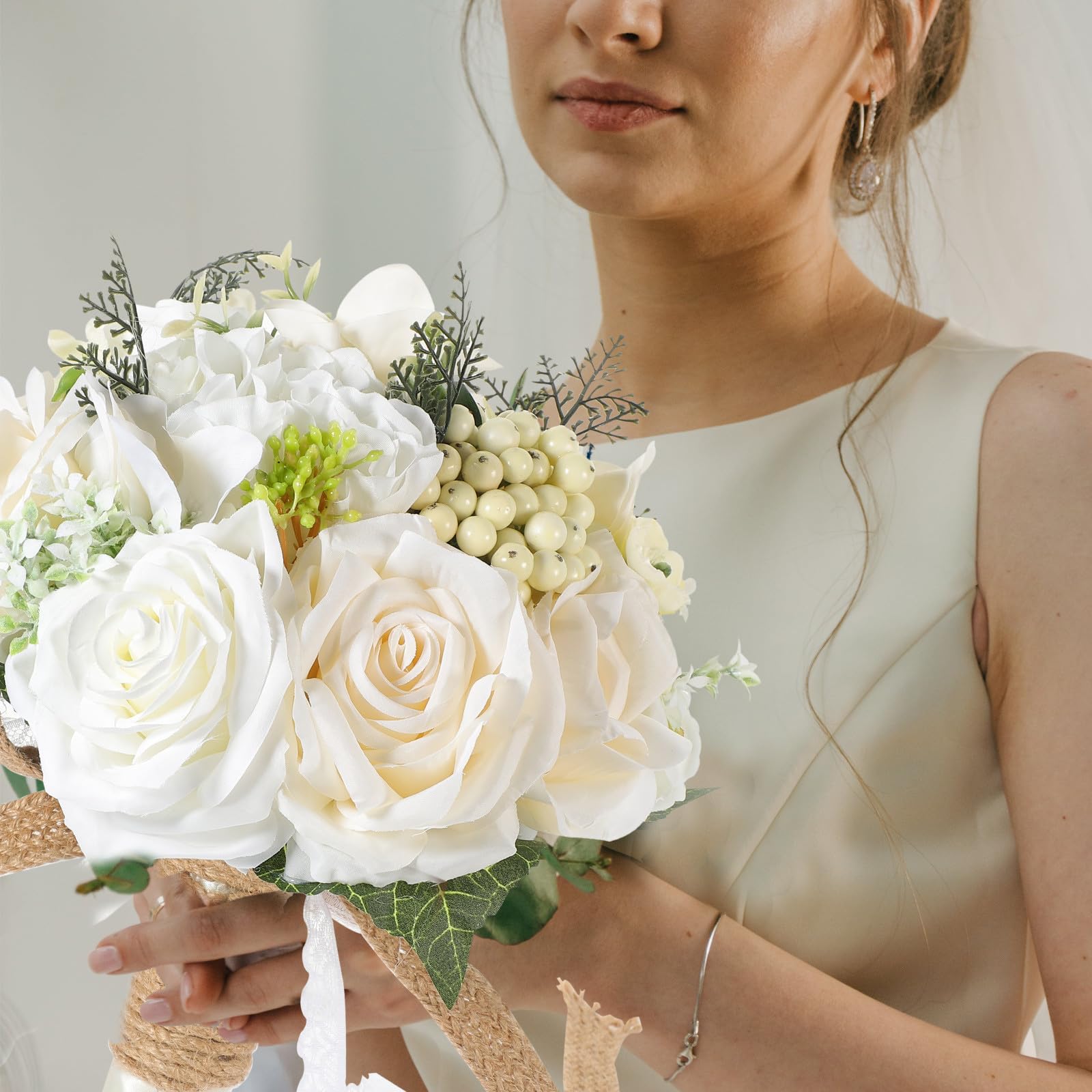 Eleganter Künstlicher Brautstrauß aus Beigem Seidenstoff mit Realistischer Optik und Langer Lebensdauer für Hochzeit Tischdekoration und Blumenarrangements