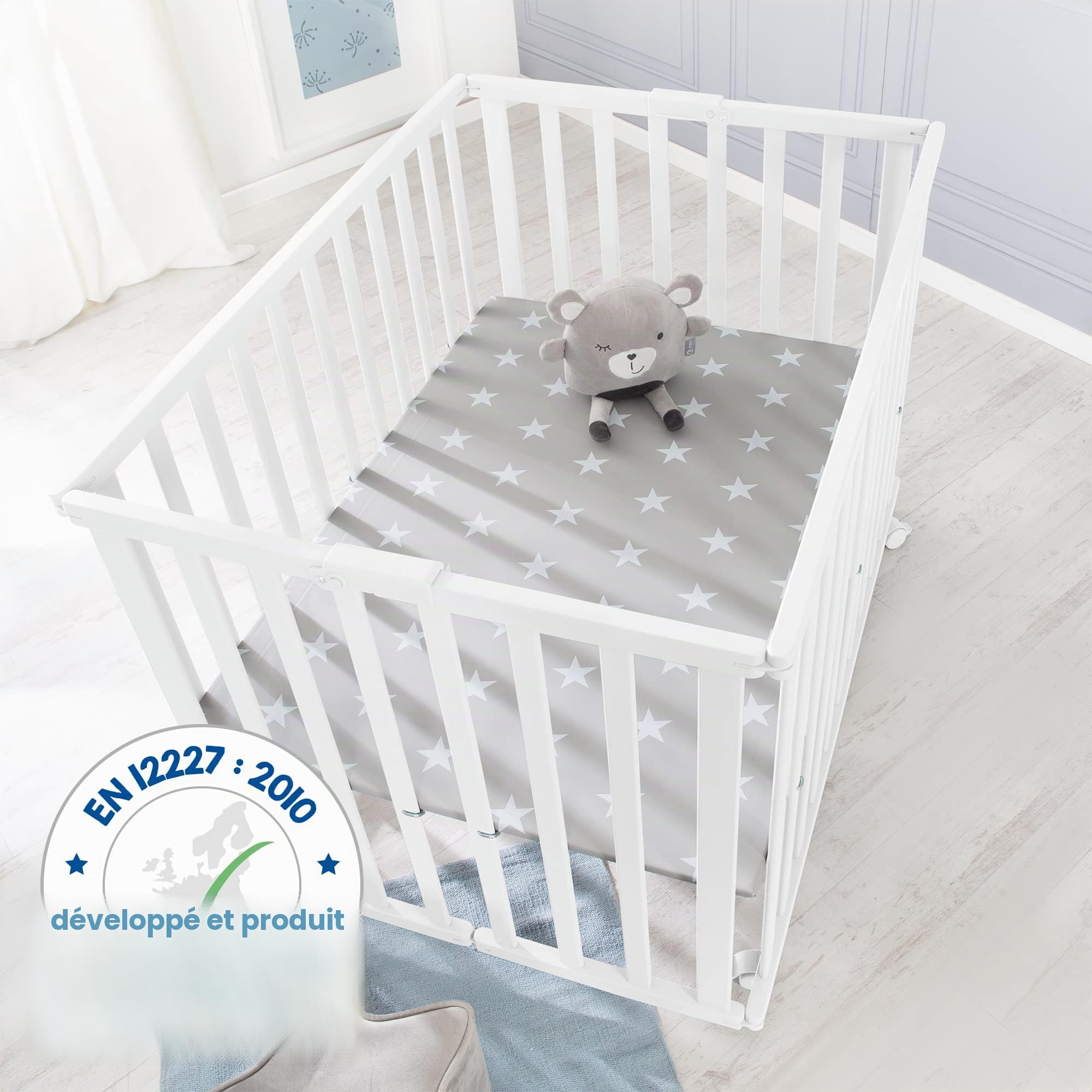 roba Parc Bébé Pliable en Bois 74 x 100 cm + Tapis de Parc Little Stars toilé Gris - Évolutif et Peu Encombrant - Hauteur Ajustable 2 Fois - 4 Roulettes à Freins - Laqué Blanc