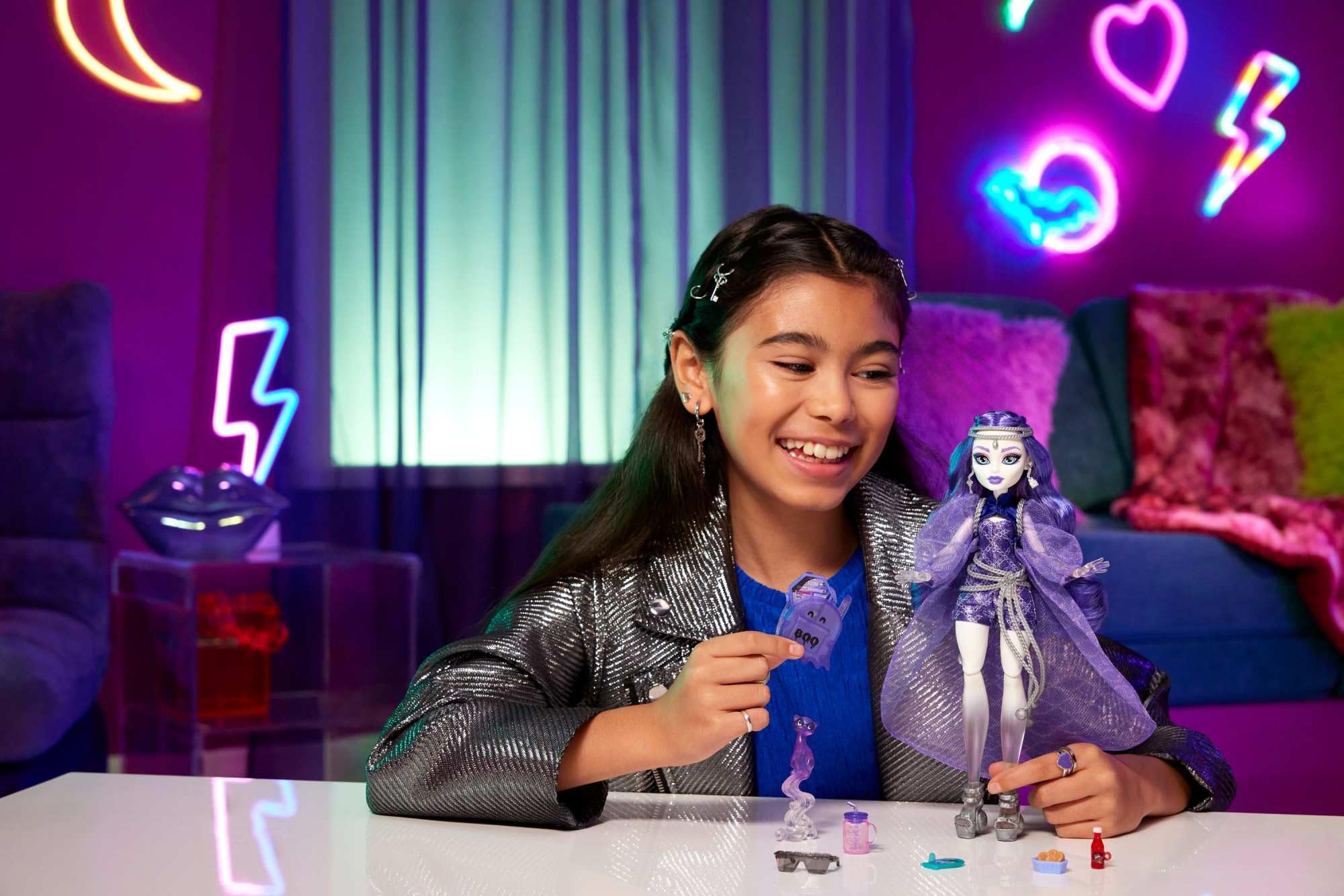 Monster High Spectra Vondergeist Lalka + zwierzątko Rhuen oraz akcesoria, takie jak plecak, „tablet” i „przekąski”, HXH77