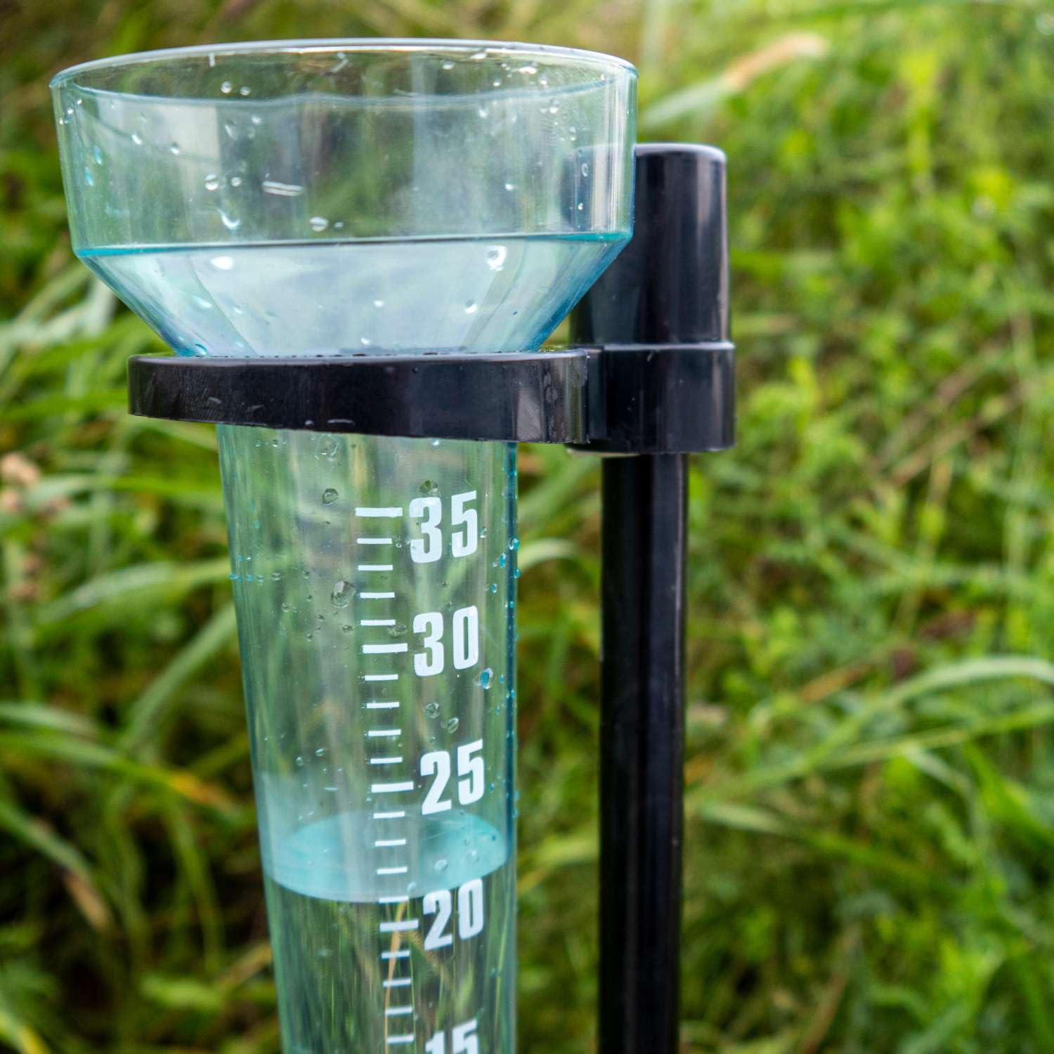 Intirilife Przezroczysty Pluwiometr z Uchwytem 35 mm/m² - 24.5 x 8.4 cm - Miernik Deszczu do Ogrodu z Dużym Wyświetlaczem