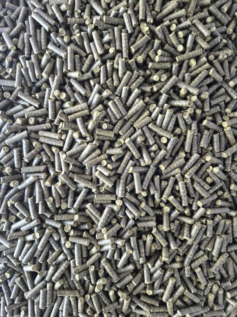 4 Kräuter-Mix Pellets 4 mm – Brennnessel, Spitzwegerich, Spinat & Löwenzahn | Naturfutter für Garnelen, Schnecken, Krebse & Welse | Ohne Zusatzstoffe 2500Gr
