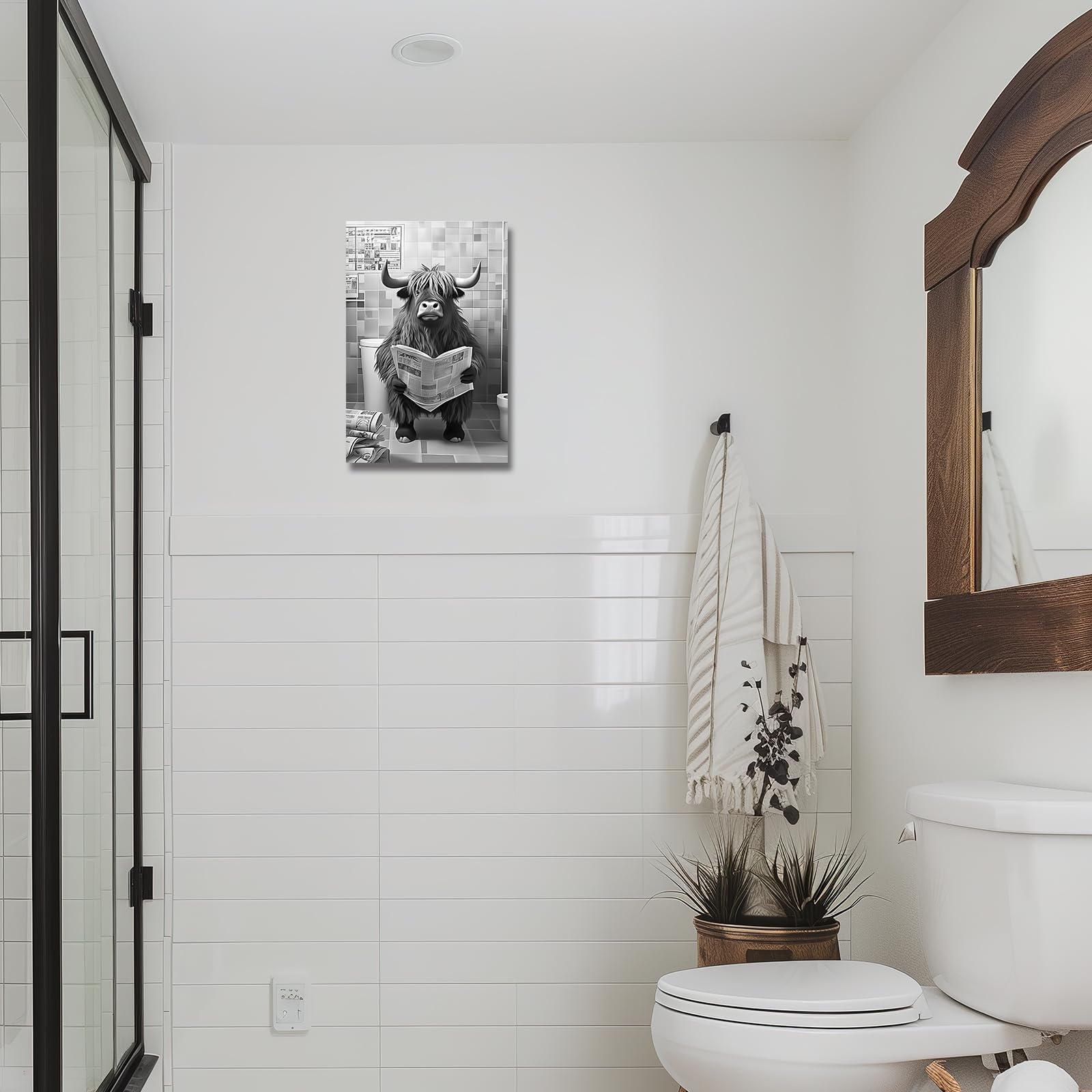 Mucca delle Highland seduta sul WC, minimalista e moderno, decorazione