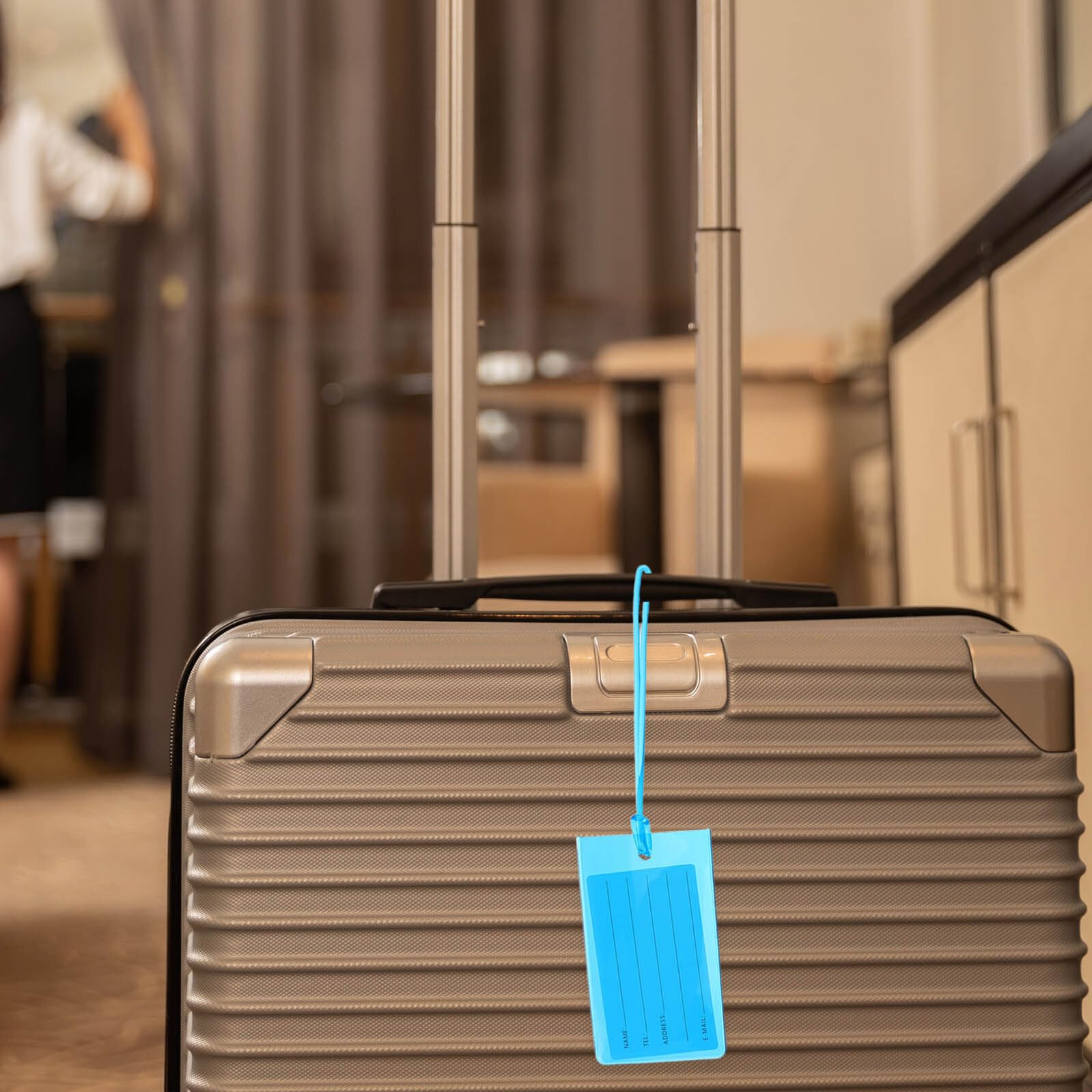FRCOLOR 100 Pezzi Etichetta Valigia in Pvc Colorato Riutilizzabile con Finestra Trasparente per Bagagli da Golf e Palestra, Alta Visibilità per Viaggi e Check-in Aeroportuale