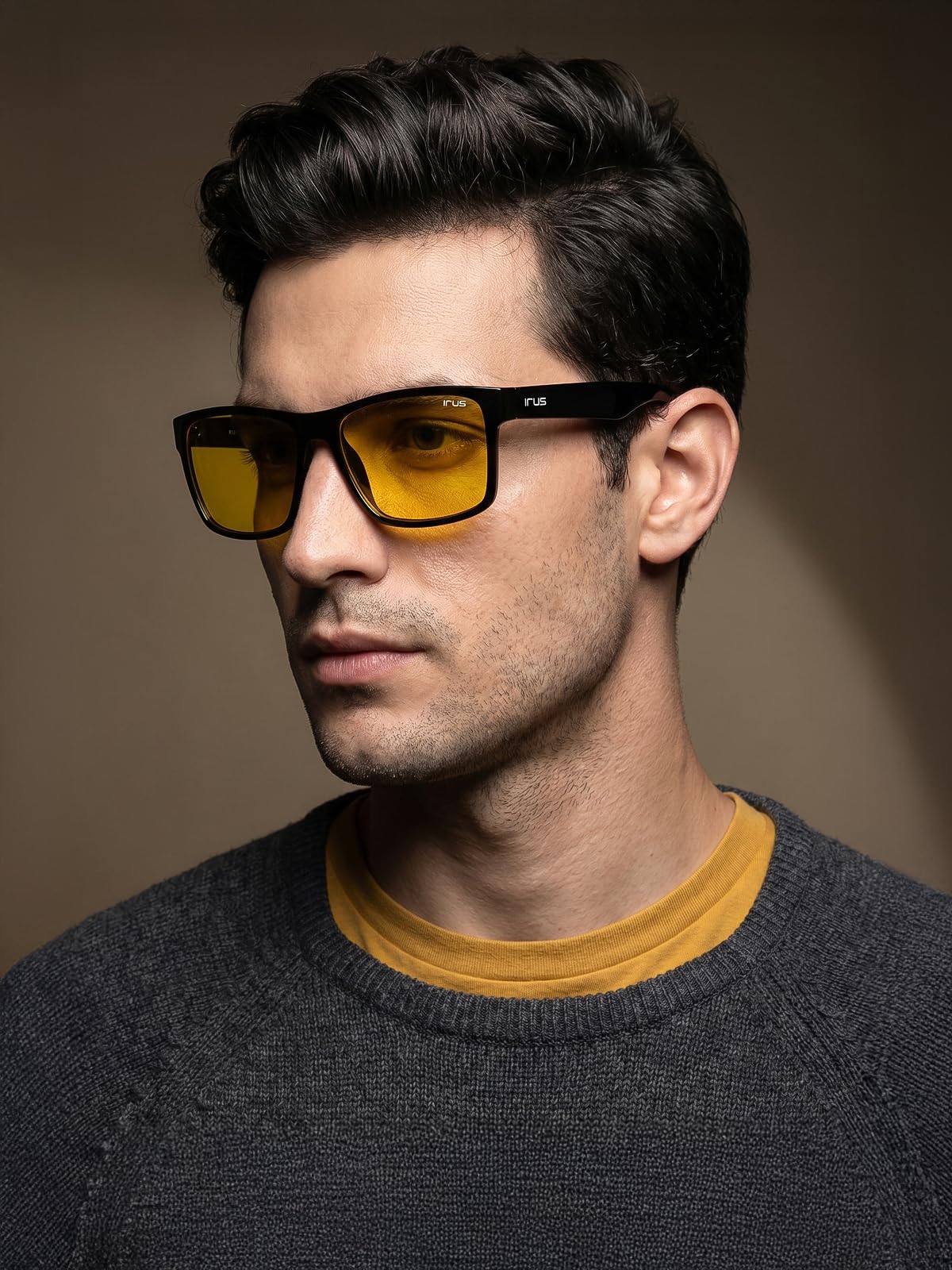 IRUS Gafas de sol 100 % protección UV sólidas de borde completo cuadradas para hombre, marco de policarbonato negro brillante, lente de policarbonato amarillo sólido