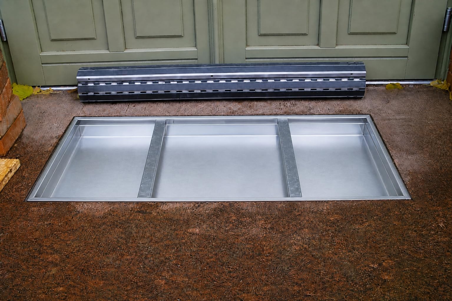 Aluminium-Fußmatte mit Ablaufwanne – 100x50 cm, 22 mm Profilhöhe & 80 mm Gesamteinbautiefe, Rutschhemmende Gummieinsätze, Schwarz, Rechteckig