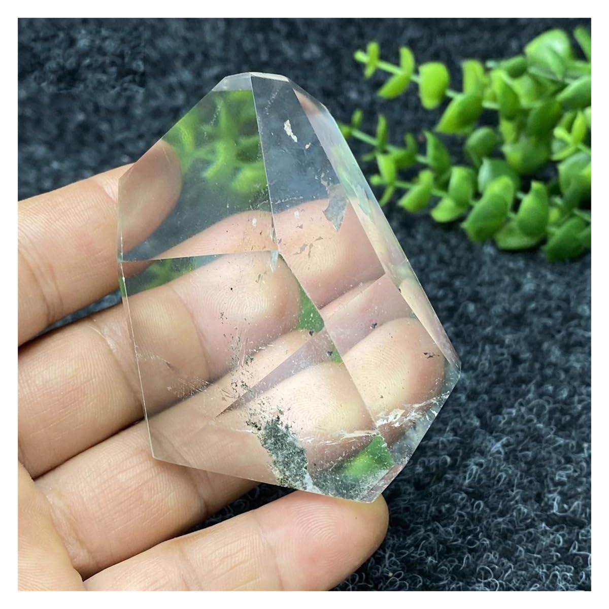 Piedra cruda de cuarzo blanco poliedro: cristal mineral de alta pureza con soporte